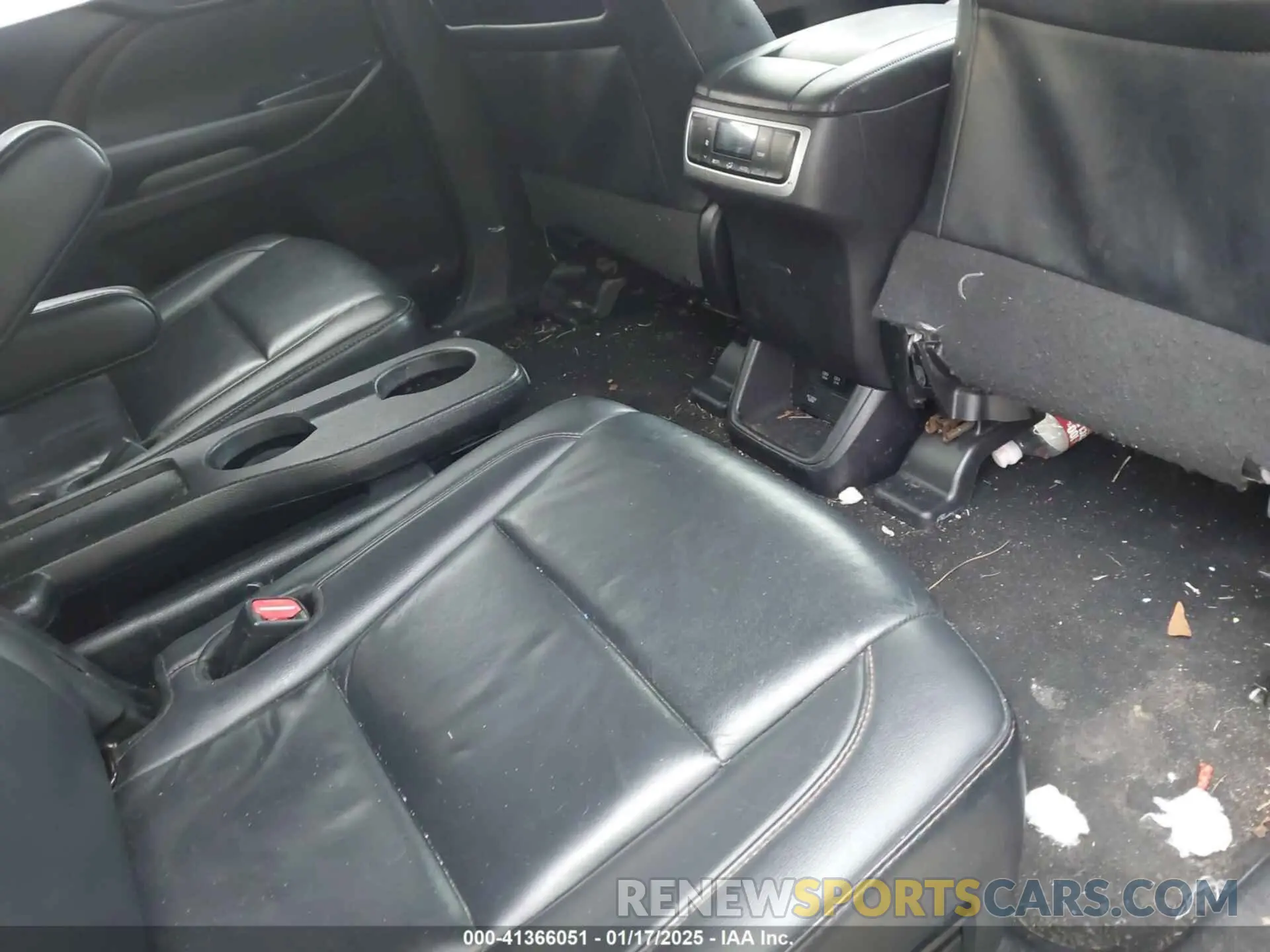 8 Photograph of a damaged car 5TDKZRFH0KS560116 TOYOTA HIGHLANDER 2019