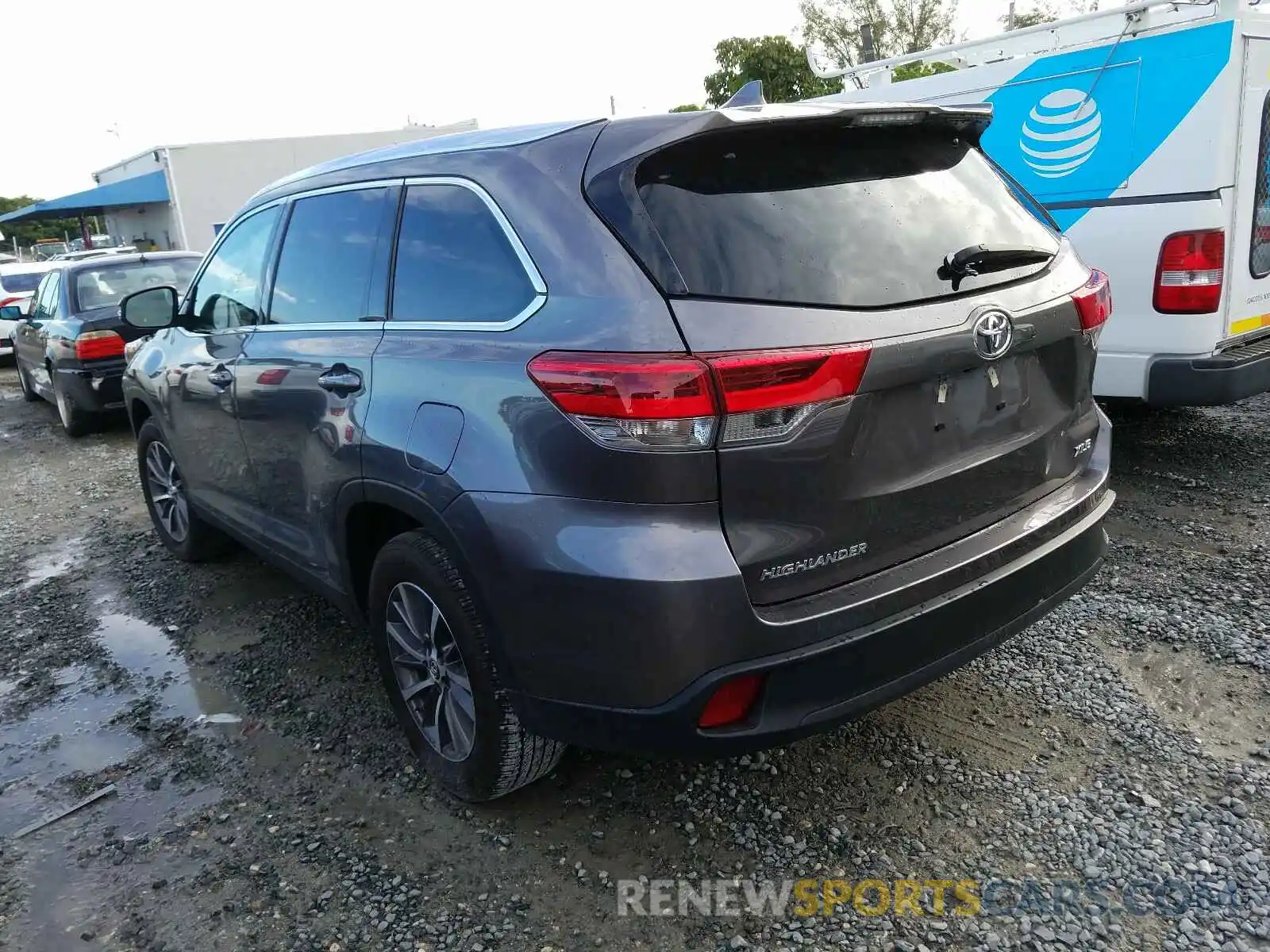 3 Photograph of a damaged car 5TDKZRFH0KS562044 TOYOTA HIGHLANDER 2019