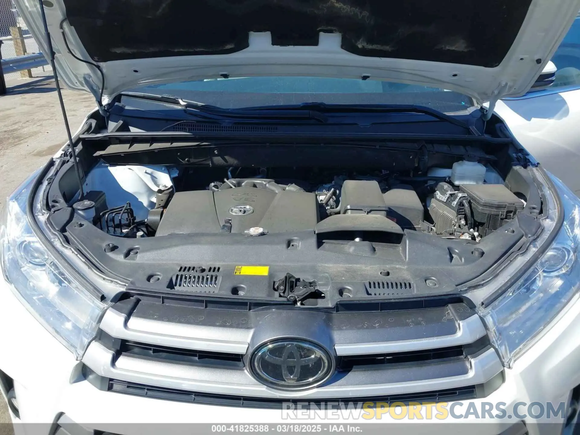 10 Photograph of a damaged car 5TDKZRFH0KS567597 TOYOTA HIGHLANDER 2019