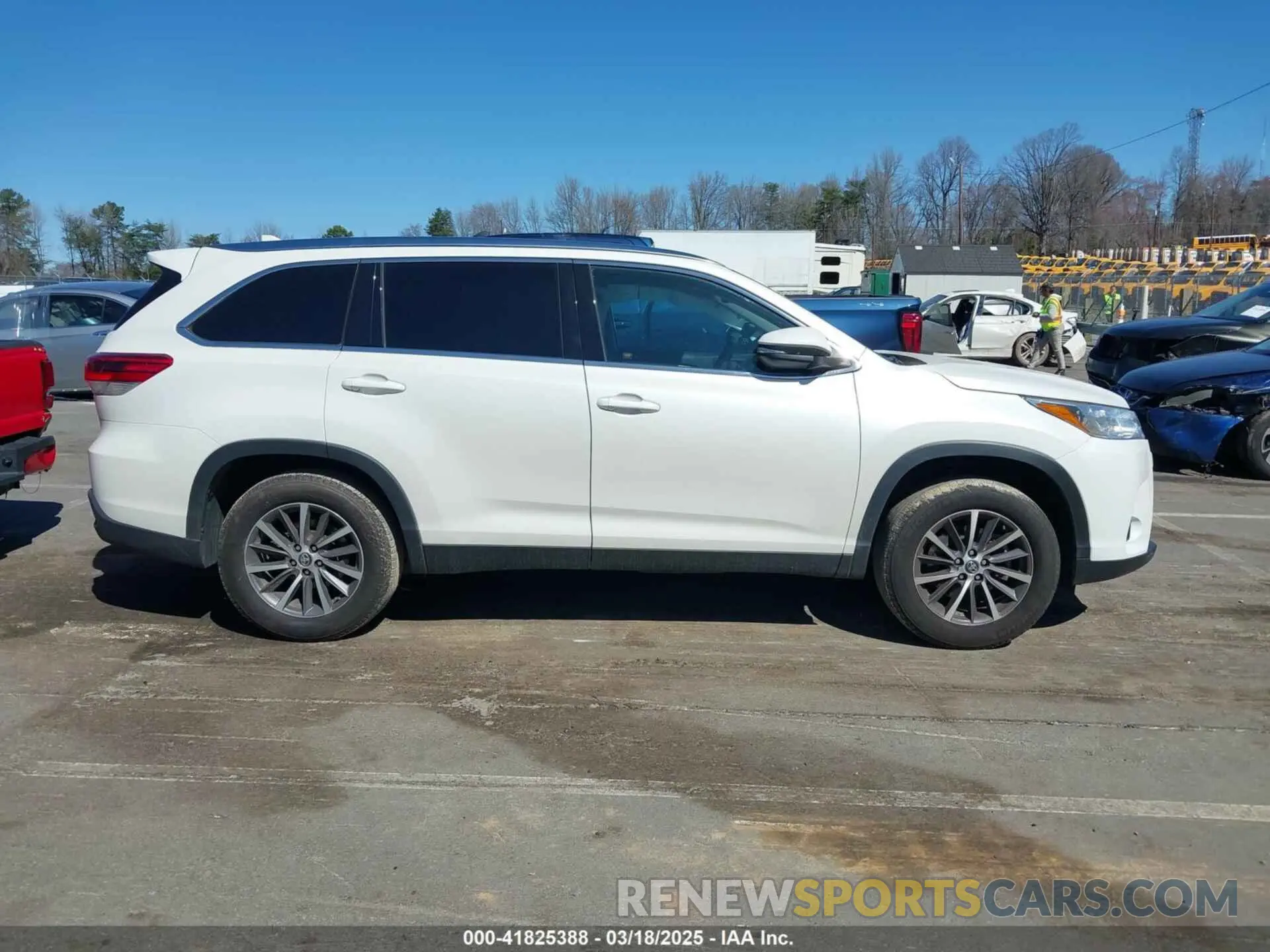 13 Photograph of a damaged car 5TDKZRFH0KS567597 TOYOTA HIGHLANDER 2019