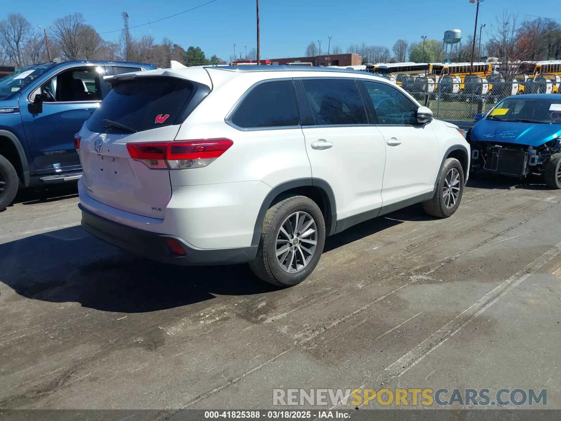 4 Photograph of a damaged car 5TDKZRFH0KS567597 TOYOTA HIGHLANDER 2019