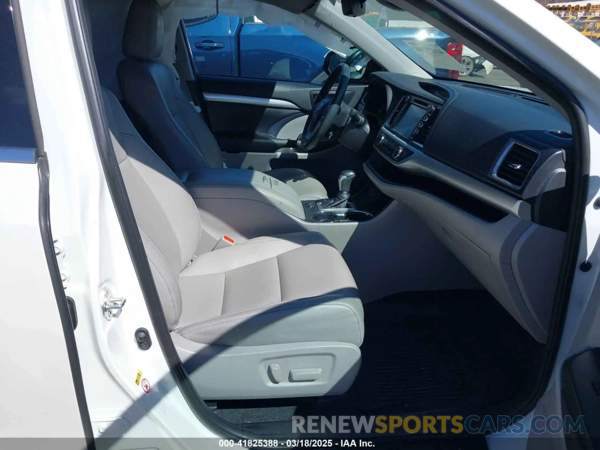 5 Photograph of a damaged car 5TDKZRFH0KS567597 TOYOTA HIGHLANDER 2019