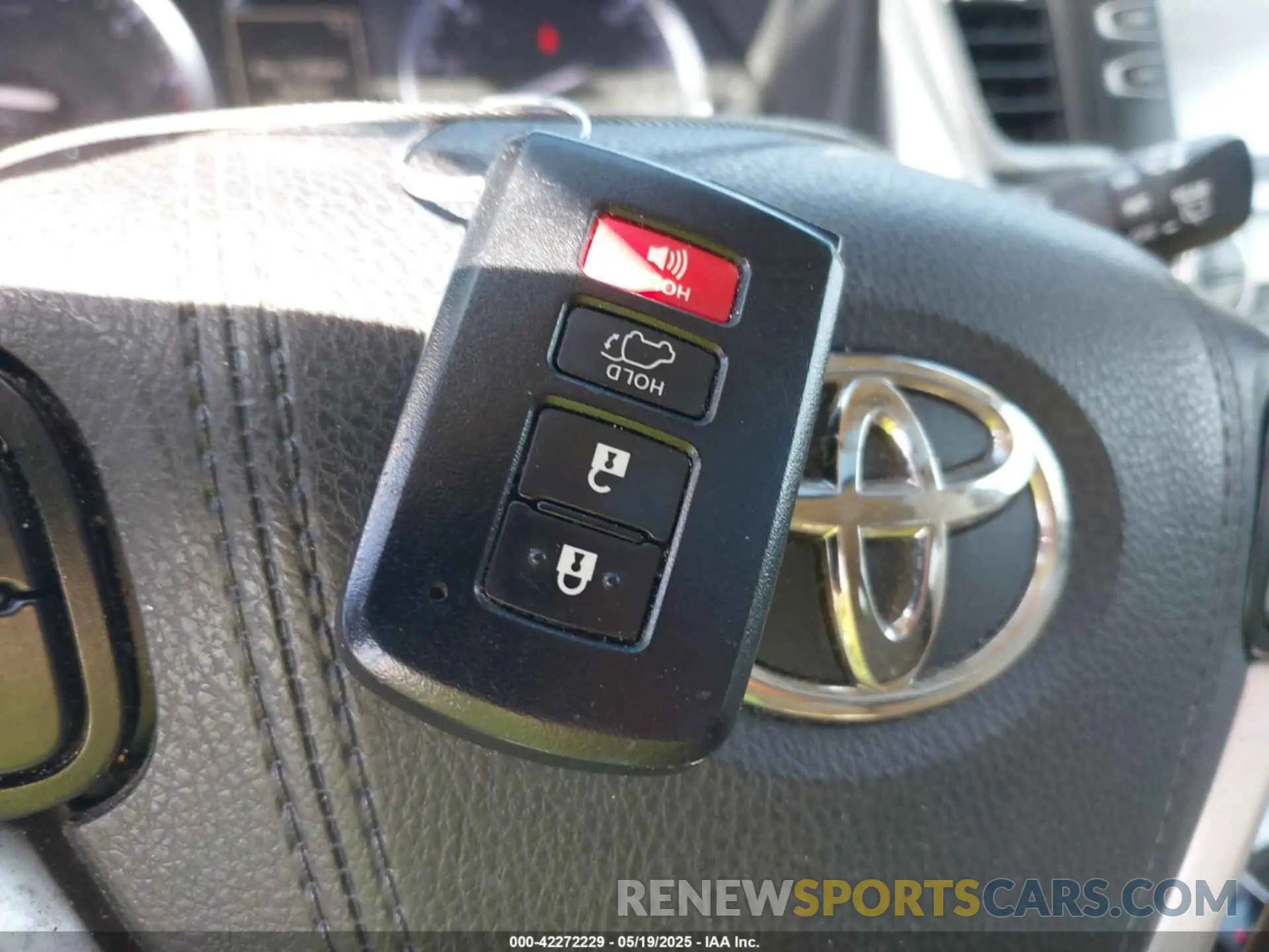 11 Photograph of a damaged car 5TDKZRFH1KS290412 TOYOTA HIGHLANDER 2019