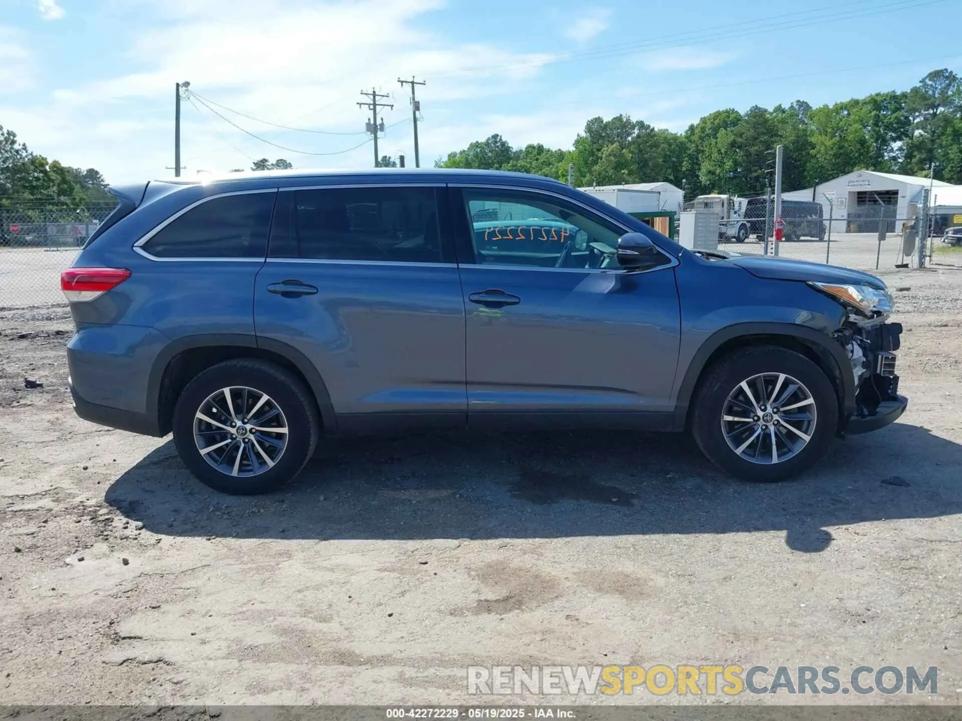14 Photograph of a damaged car 5TDKZRFH1KS290412 TOYOTA HIGHLANDER 2019