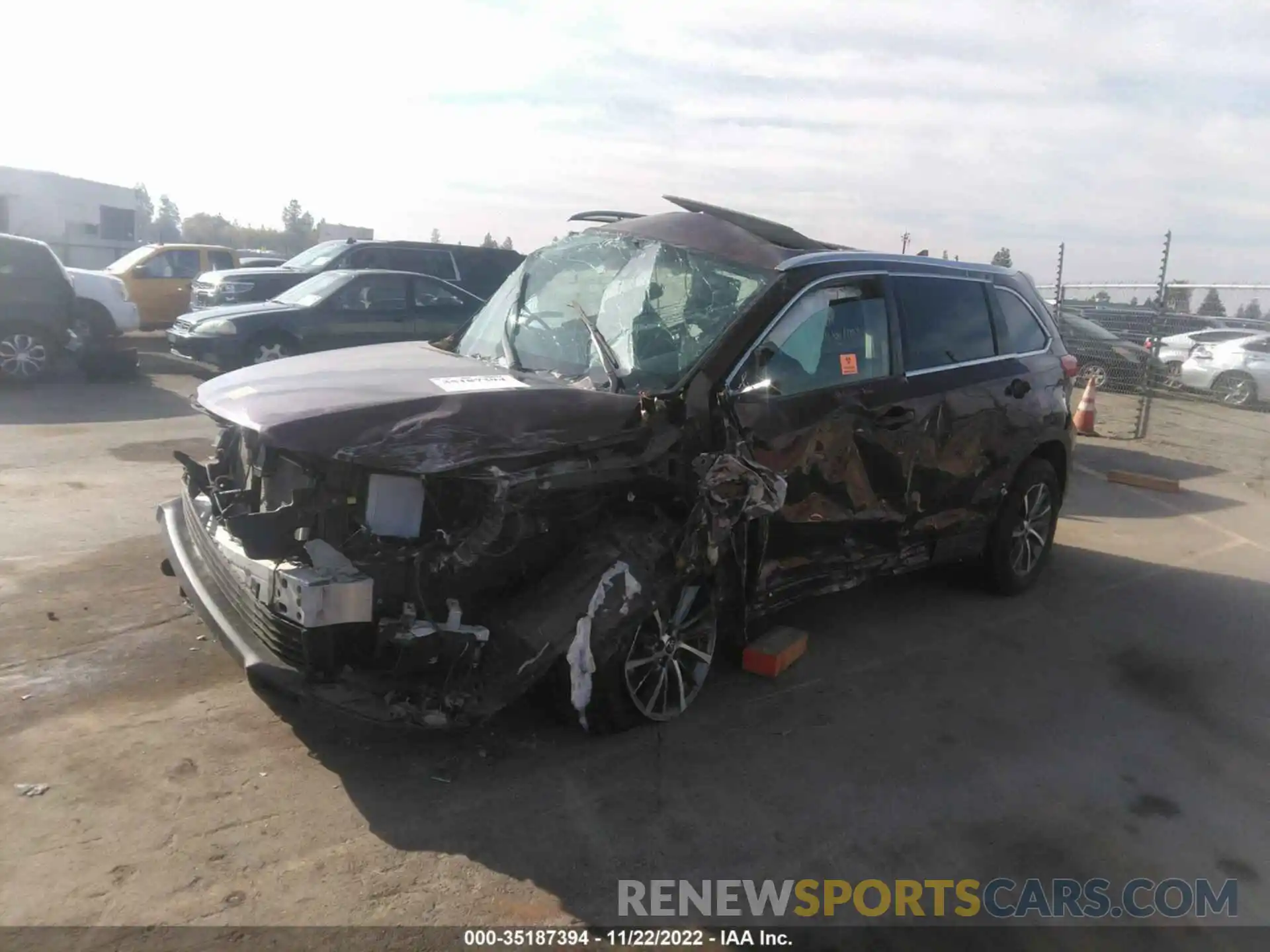 2 Photograph of a damaged car 5TDKZRFH1KS299093 TOYOTA HIGHLANDER 2019