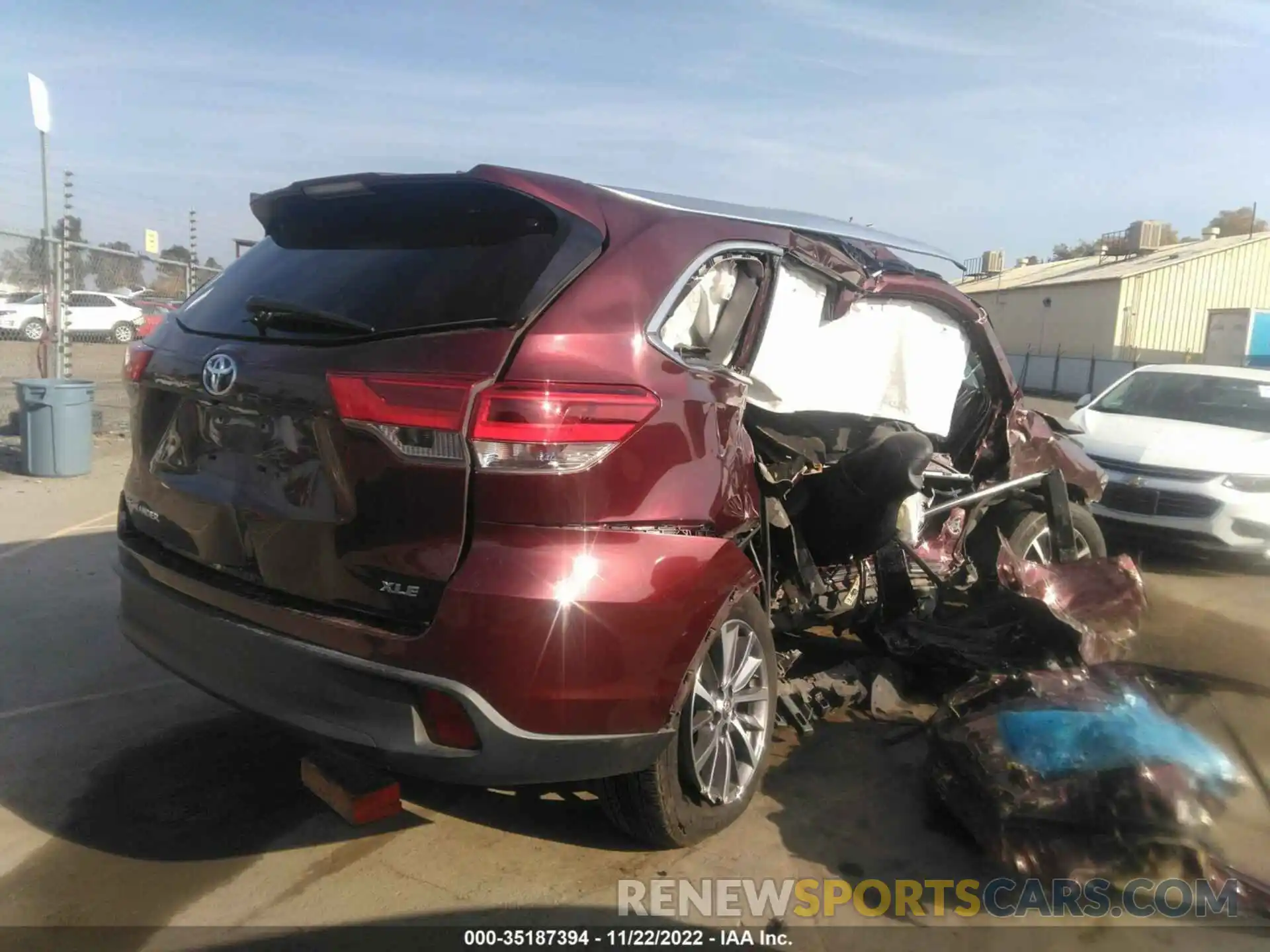 4 Photograph of a damaged car 5TDKZRFH1KS299093 TOYOTA HIGHLANDER 2019