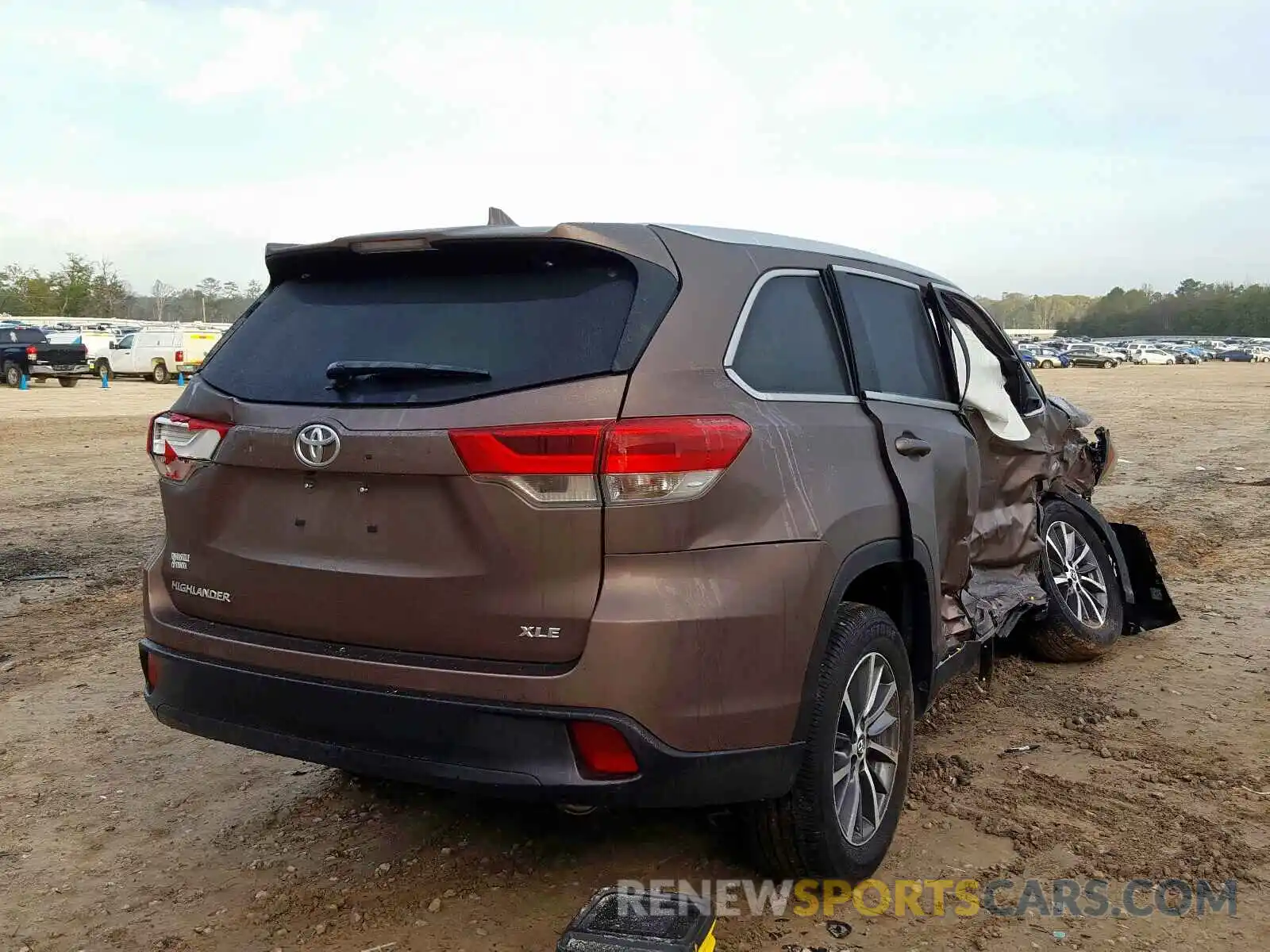 4 Photograph of a damaged car 5TDKZRFH1KS325336 TOYOTA HIGHLANDER 2019