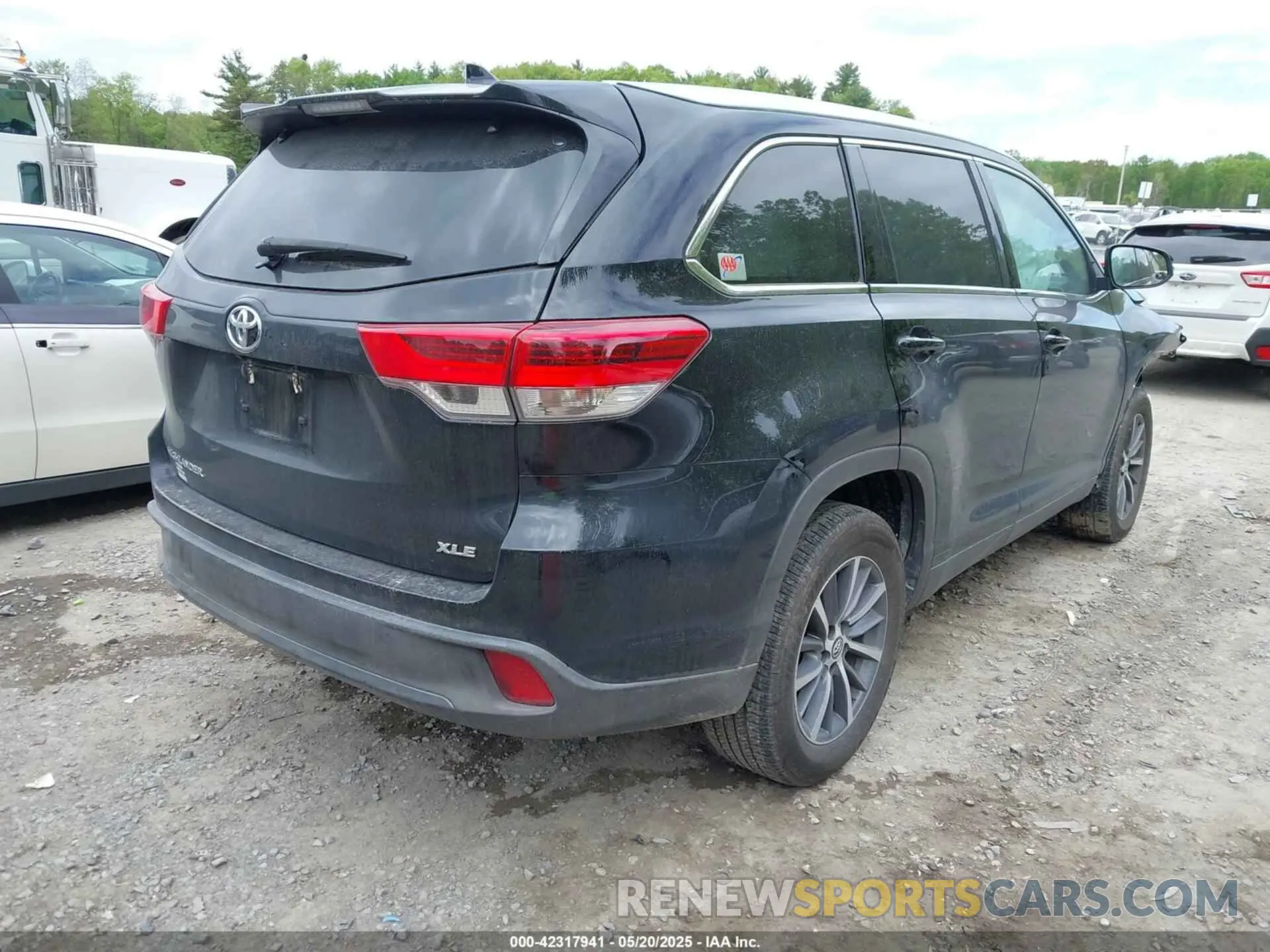 4 Photograph of a damaged car 5TDKZRFH1KS341598 TOYOTA HIGHLANDER 2019