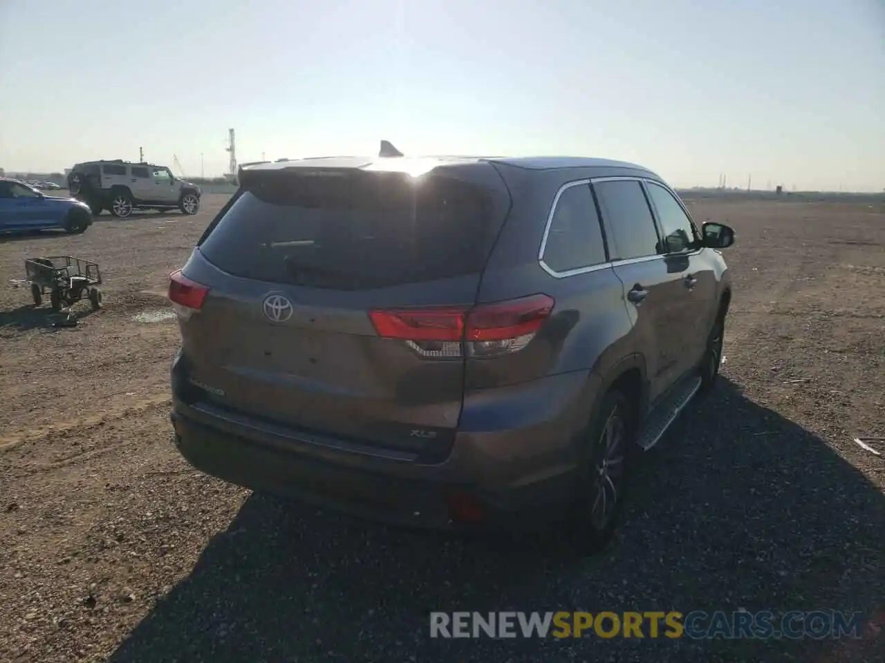 4 Photograph of a damaged car 5TDKZRFH1KS353587 TOYOTA HIGHLANDER 2019