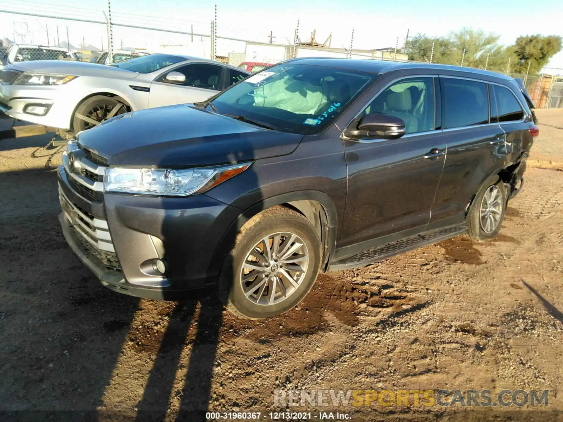 2 Photograph of a damaged car 5TDKZRFH1KS355016 TOYOTA HIGHLANDER 2019