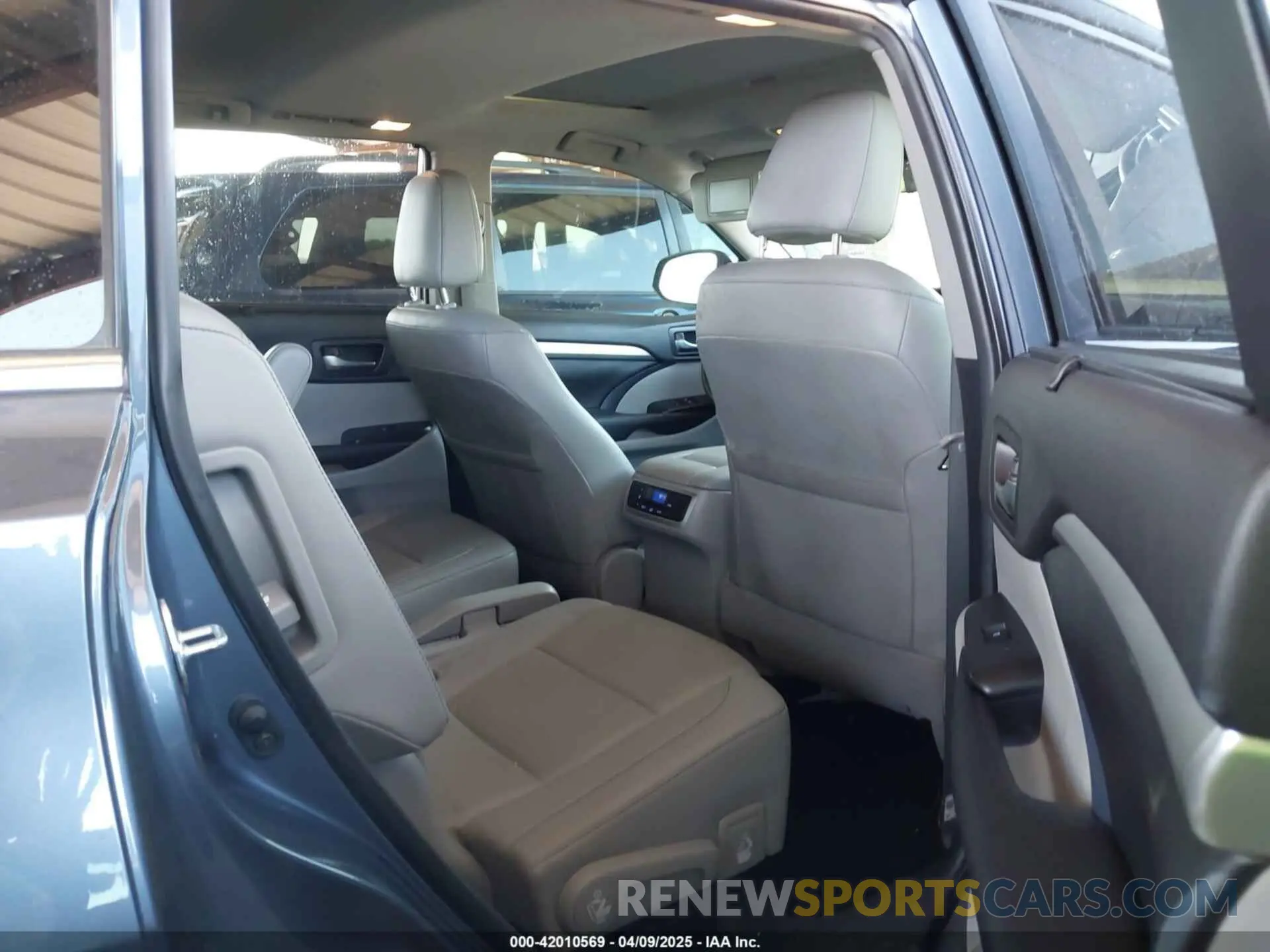 8 Photograph of a damaged car 5TDKZRFH1KS356148 TOYOTA HIGHLANDER 2019