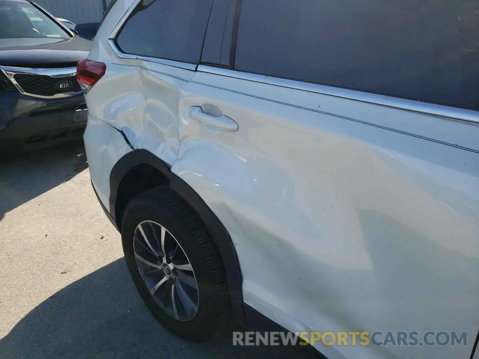 9 Photograph of a damaged car 5TDKZRFH1KS558438 TOYOTA HIGHLANDER 2019