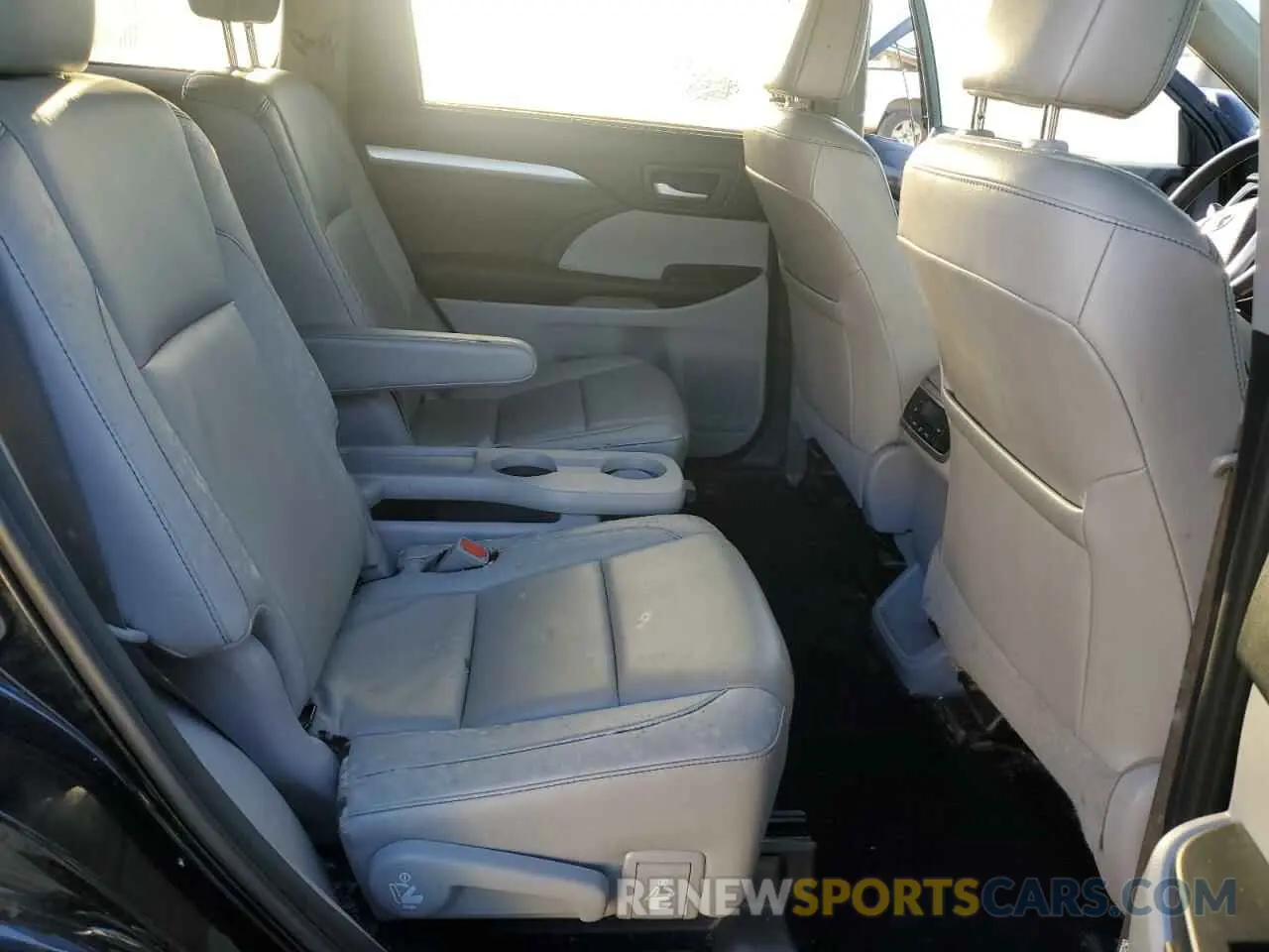 11 Photograph of a damaged car 5TDKZRFH1KS562280 TOYOTA HIGHLANDER 2019