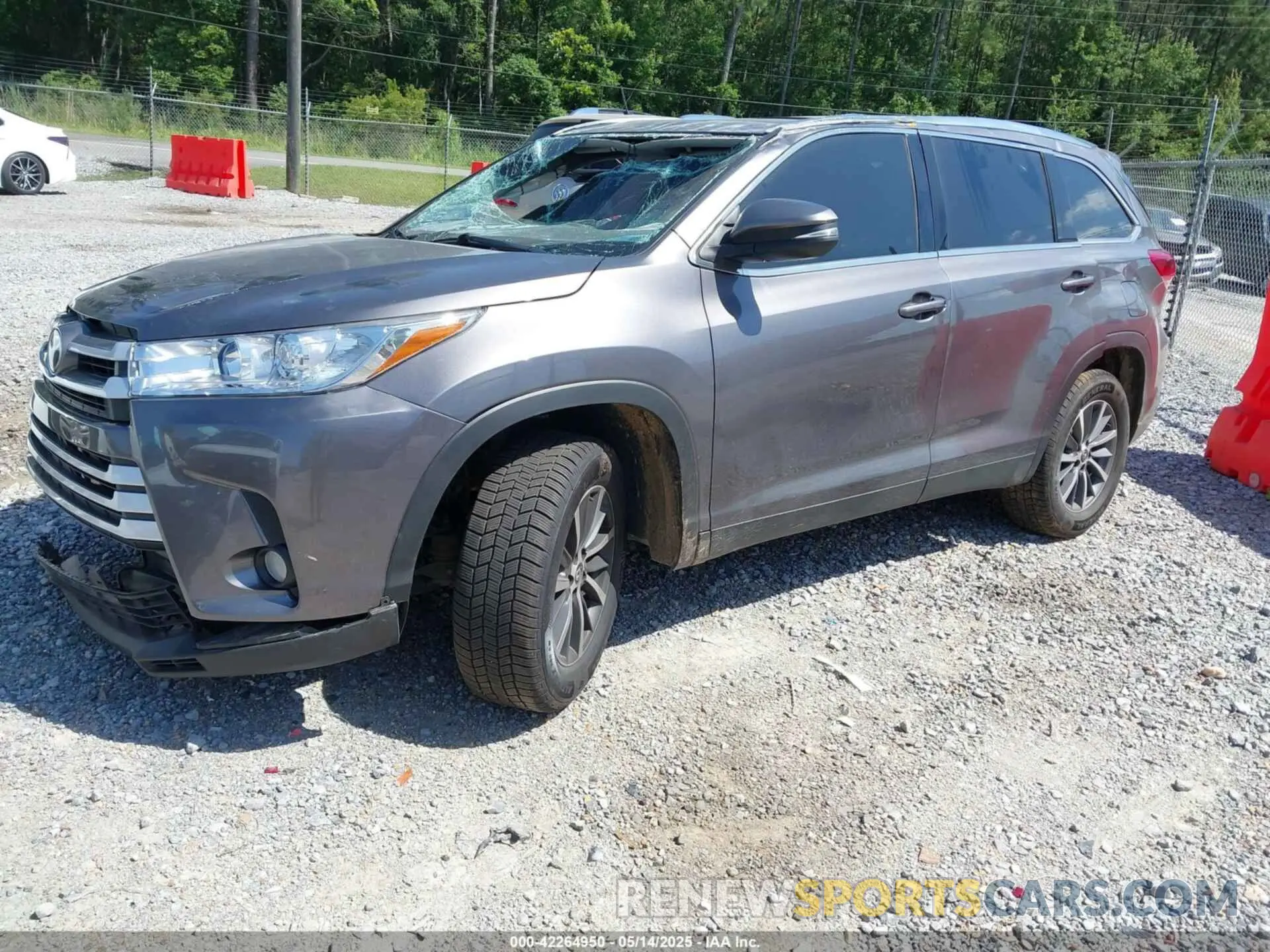 2 Photograph of a damaged car 5TDKZRFH1KS563414 TOYOTA HIGHLANDER 2019