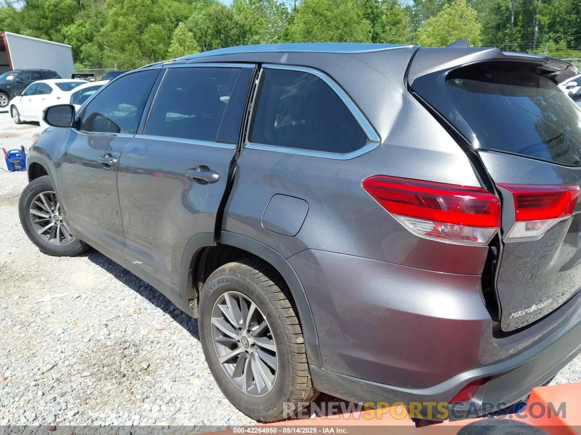 3 Photograph of a damaged car 5TDKZRFH1KS563414 TOYOTA HIGHLANDER 2019