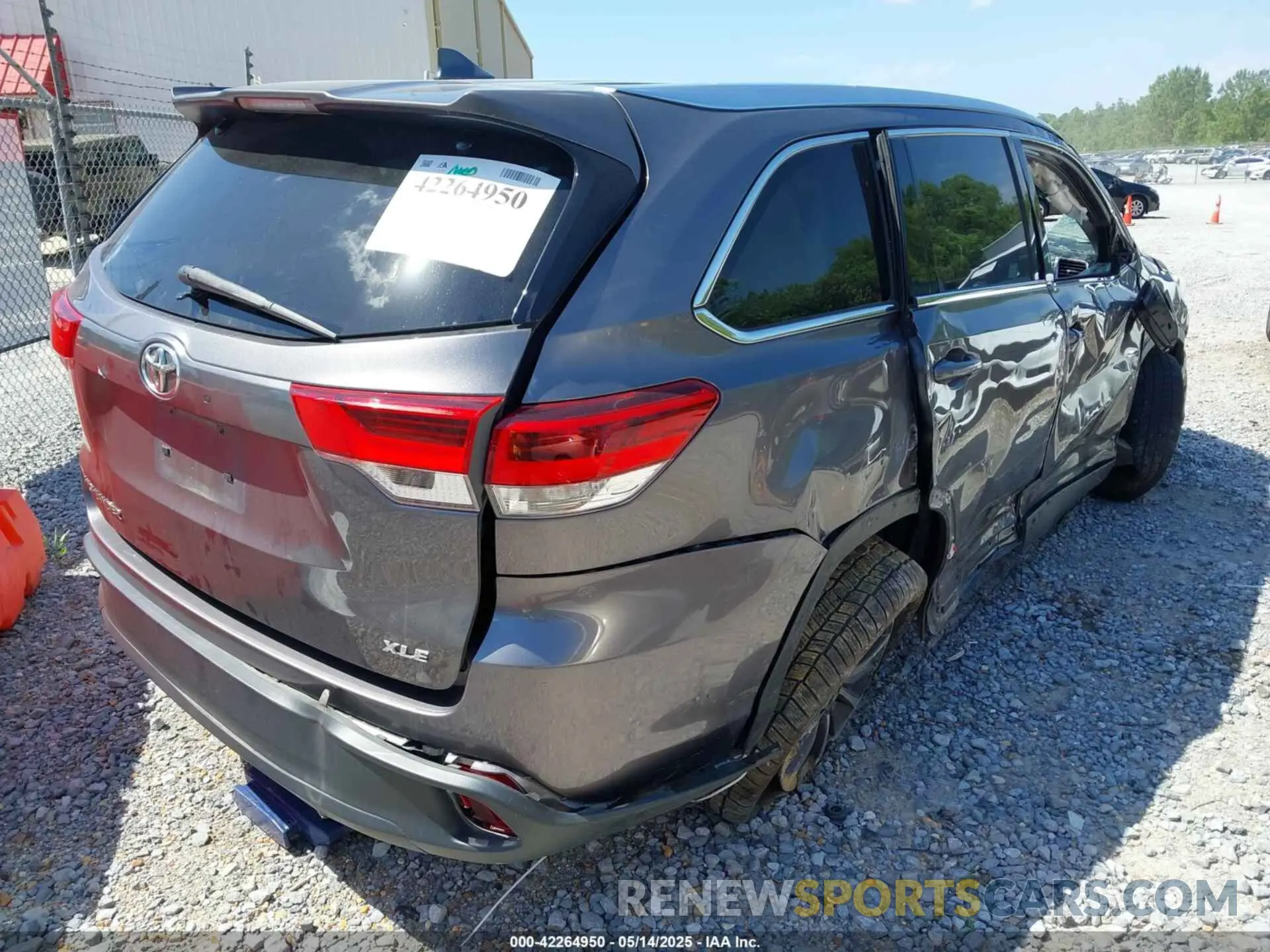 4 Photograph of a damaged car 5TDKZRFH1KS563414 TOYOTA HIGHLANDER 2019