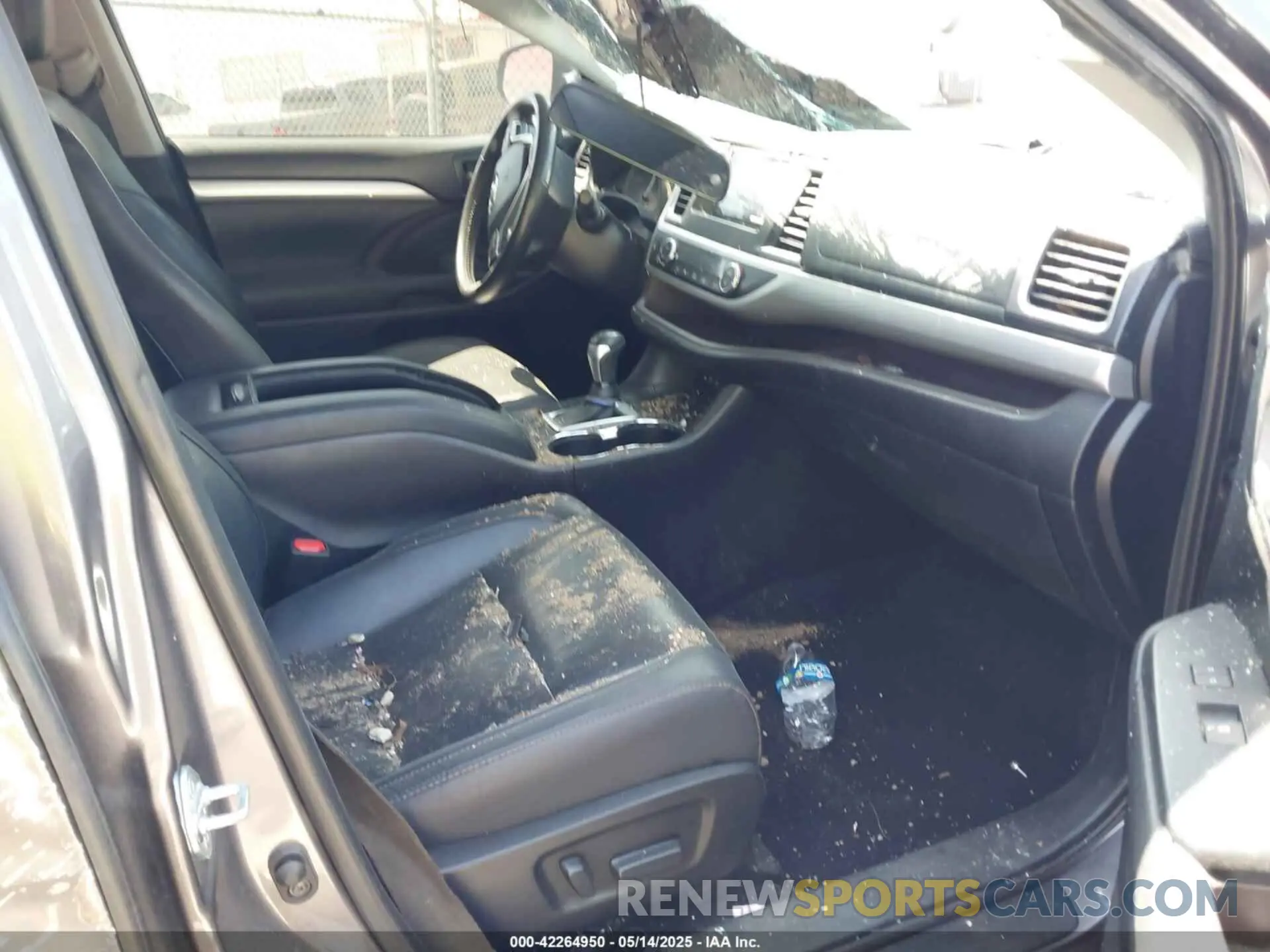 5 Photograph of a damaged car 5TDKZRFH1KS563414 TOYOTA HIGHLANDER 2019