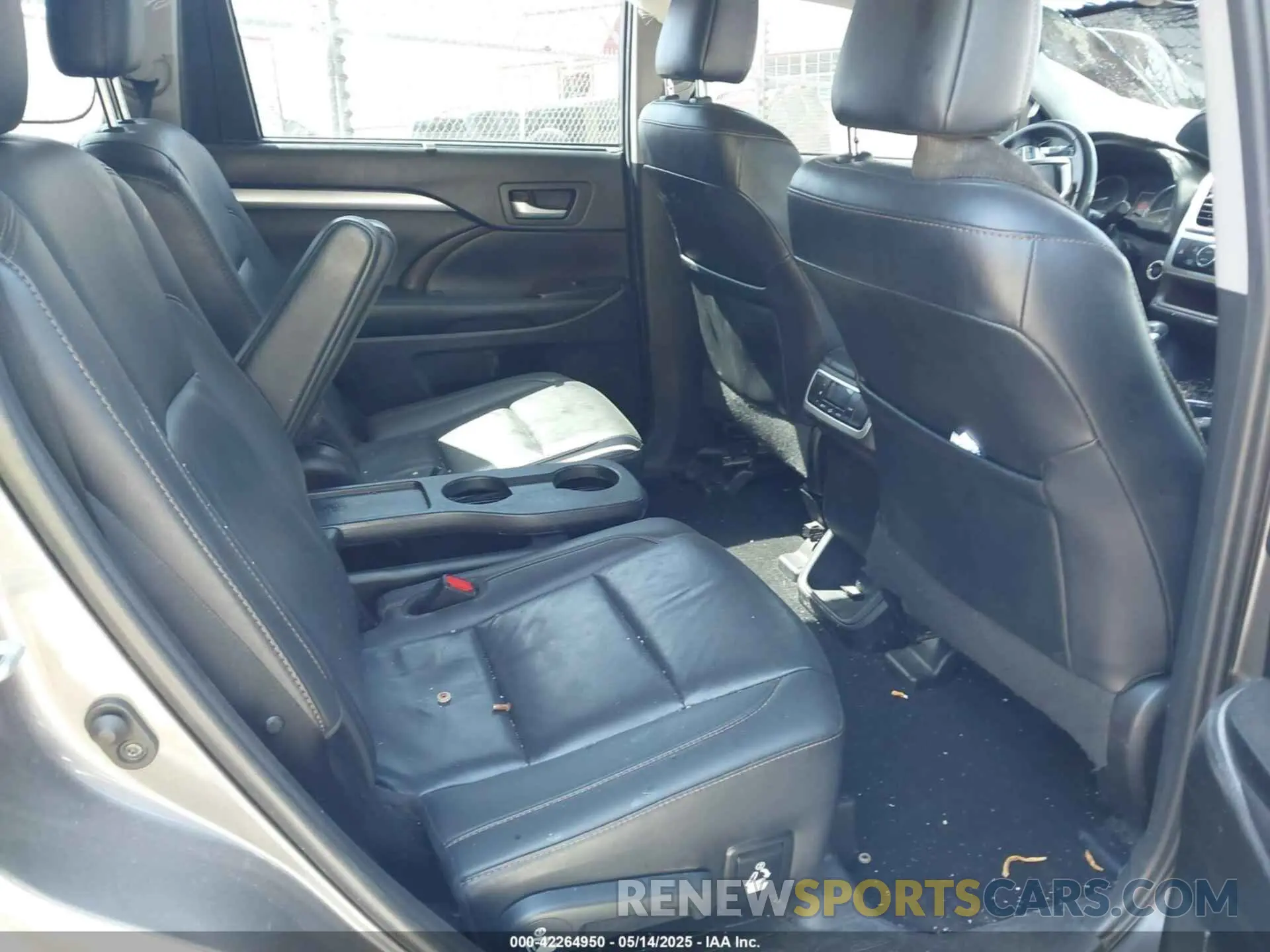 8 Photograph of a damaged car 5TDKZRFH1KS563414 TOYOTA HIGHLANDER 2019