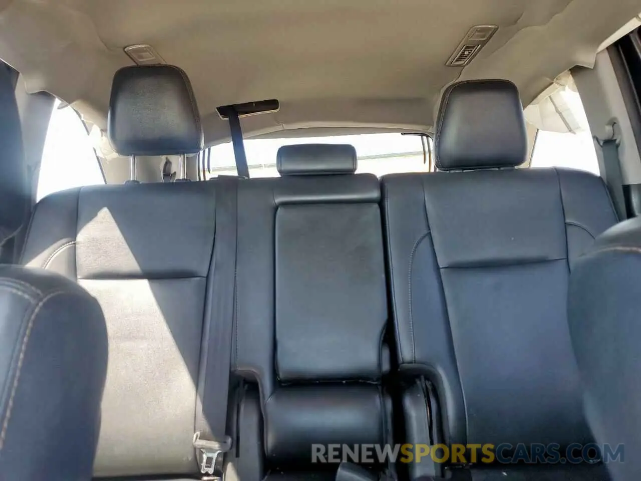 10 Photograph of a damaged car 5TDKZRFH1KS564580 TOYOTA HIGHLANDER 2019