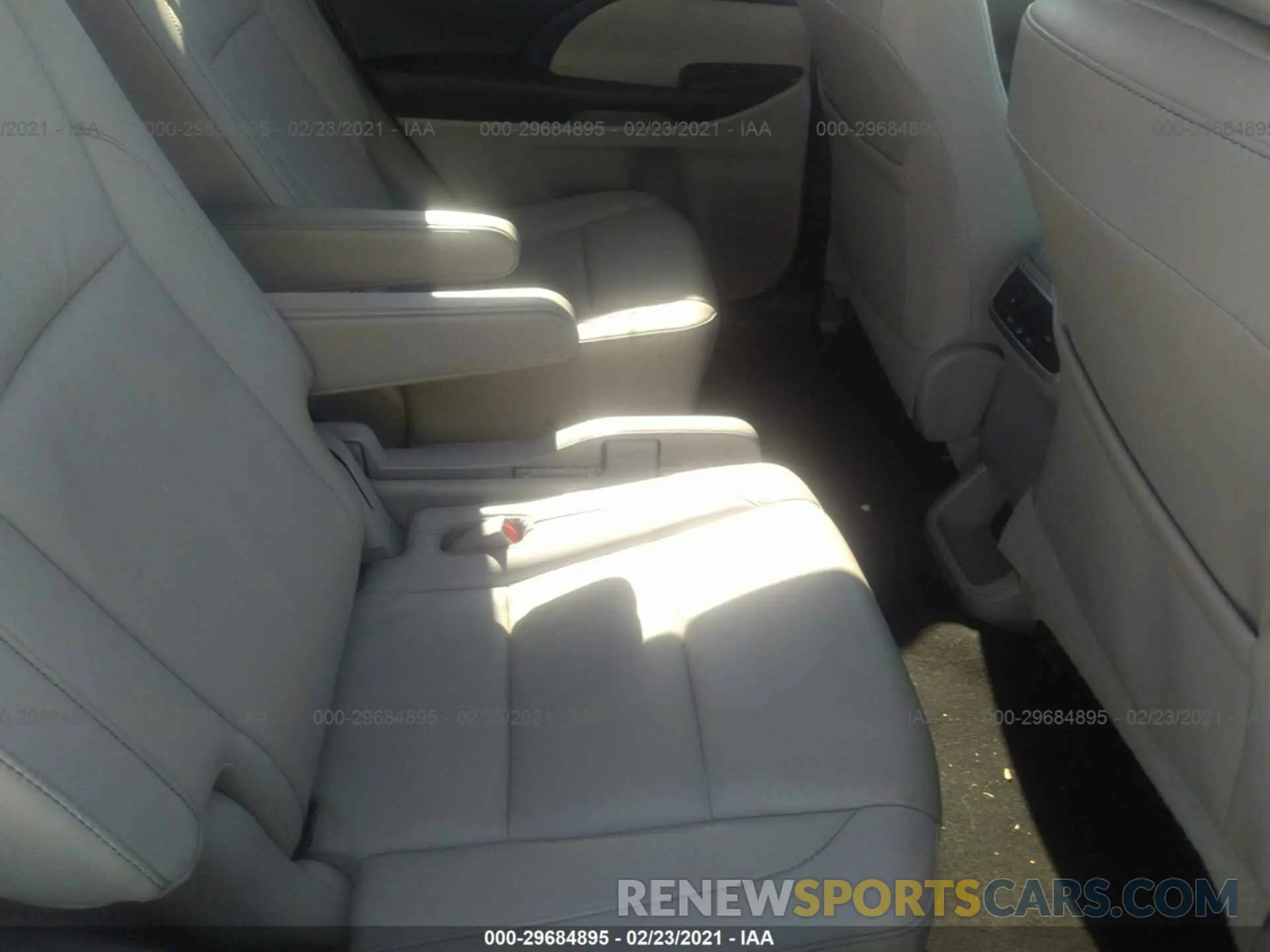 8 Photograph of a damaged car 5TDKZRFH1KS565793 TOYOTA HIGHLANDER 2019