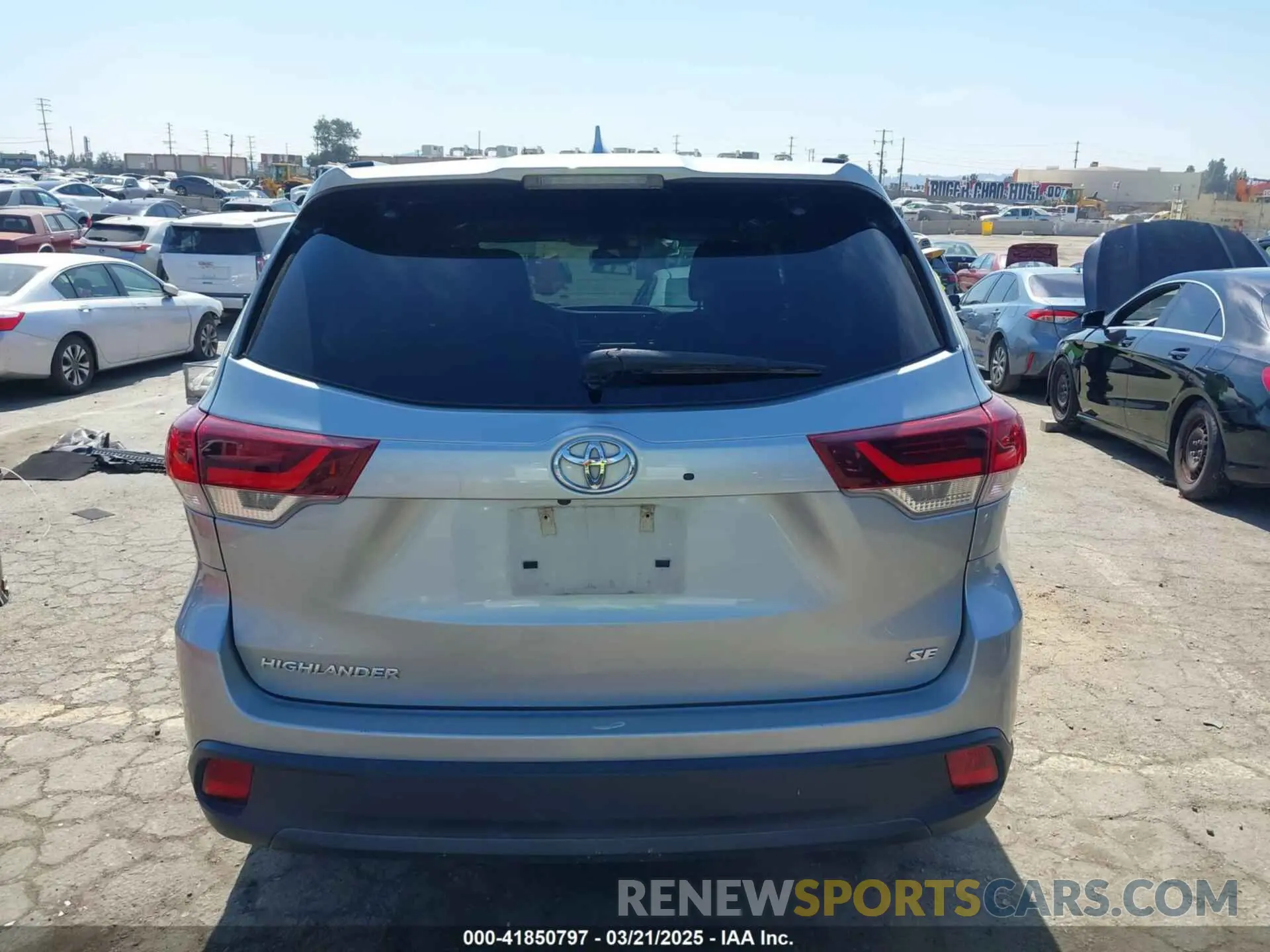 17 Photograph of a damaged car 5TDKZRFH1KS567284 TOYOTA HIGHLANDER 2019