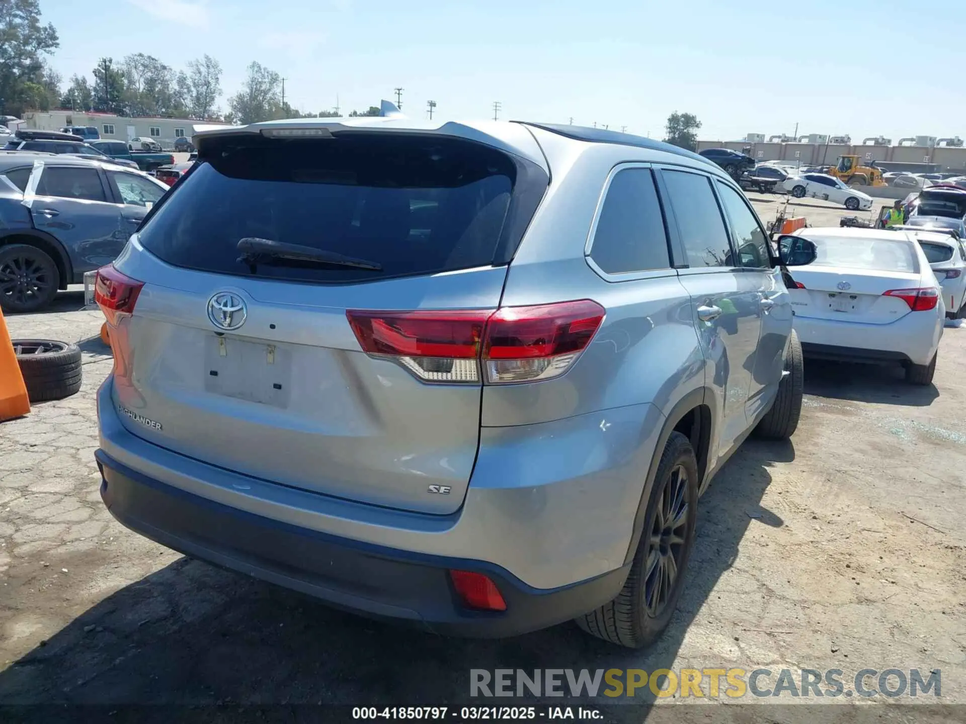 4 Photograph of a damaged car 5TDKZRFH1KS567284 TOYOTA HIGHLANDER 2019
