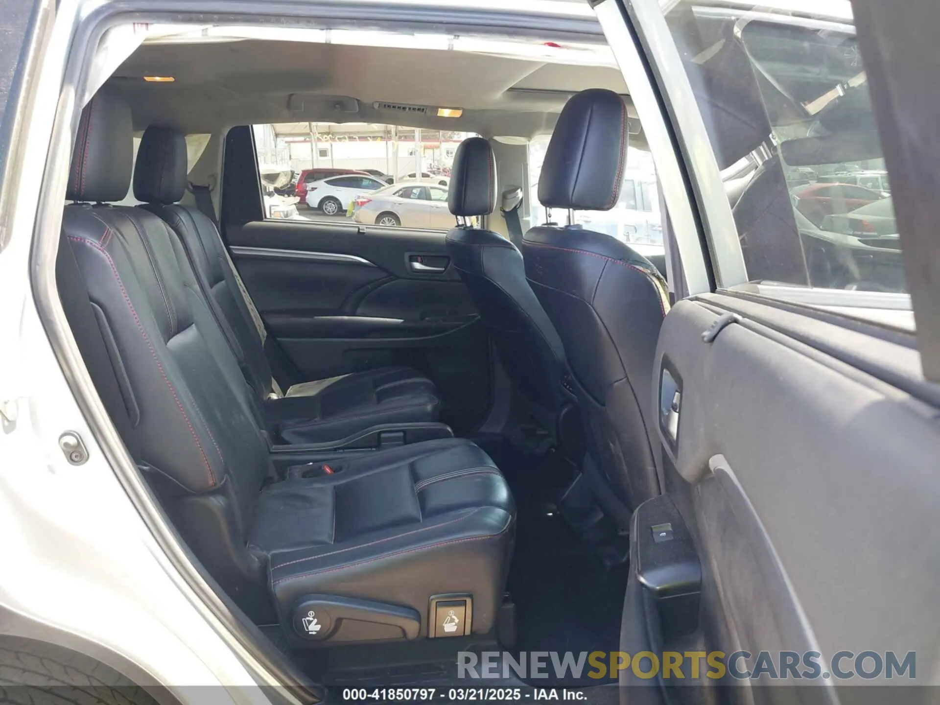 8 Photograph of a damaged car 5TDKZRFH1KS567284 TOYOTA HIGHLANDER 2019