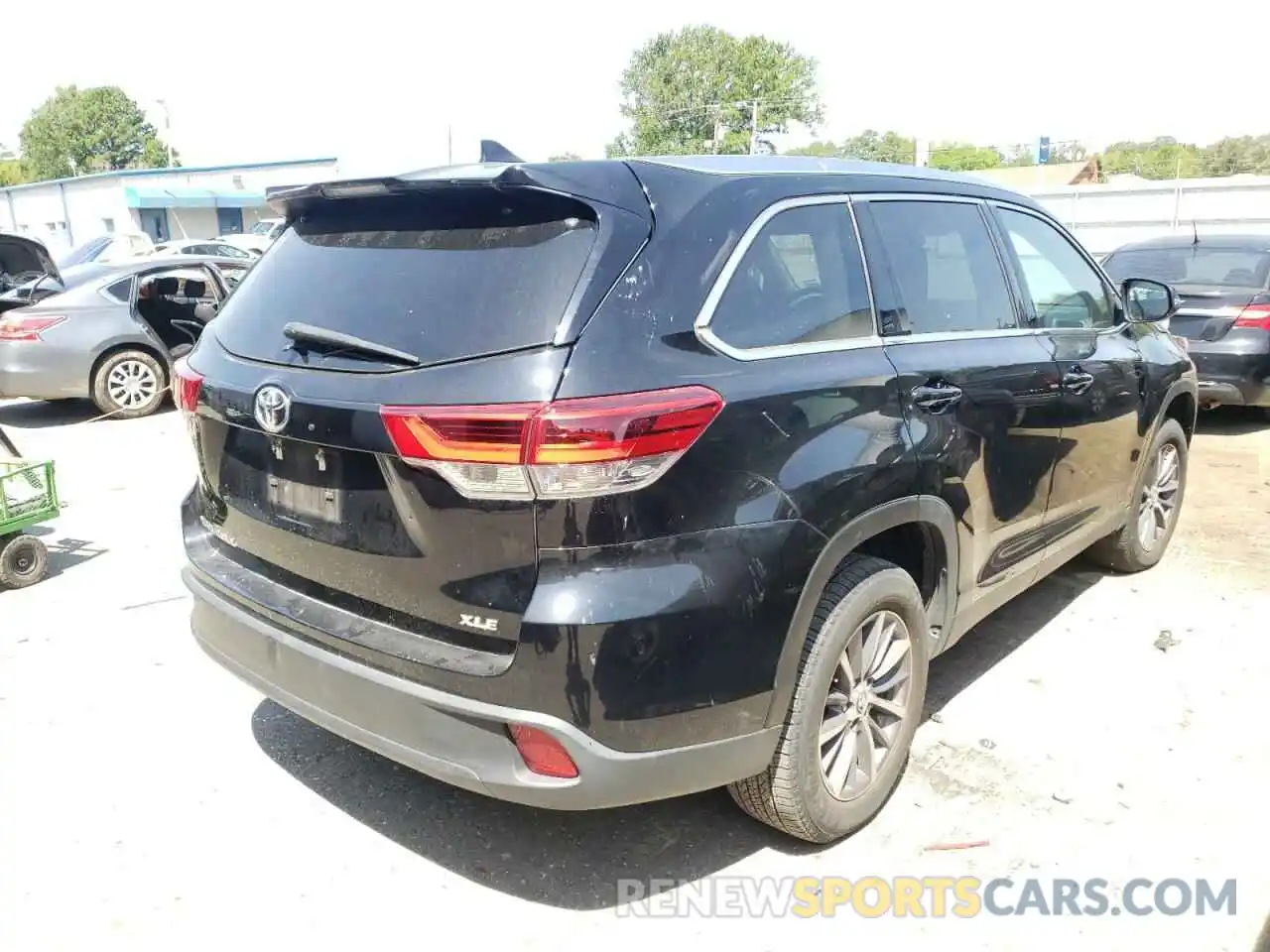 4 Photograph of a damaged car 5TDKZRFH1KS570427 TOYOTA HIGHLANDER 2019