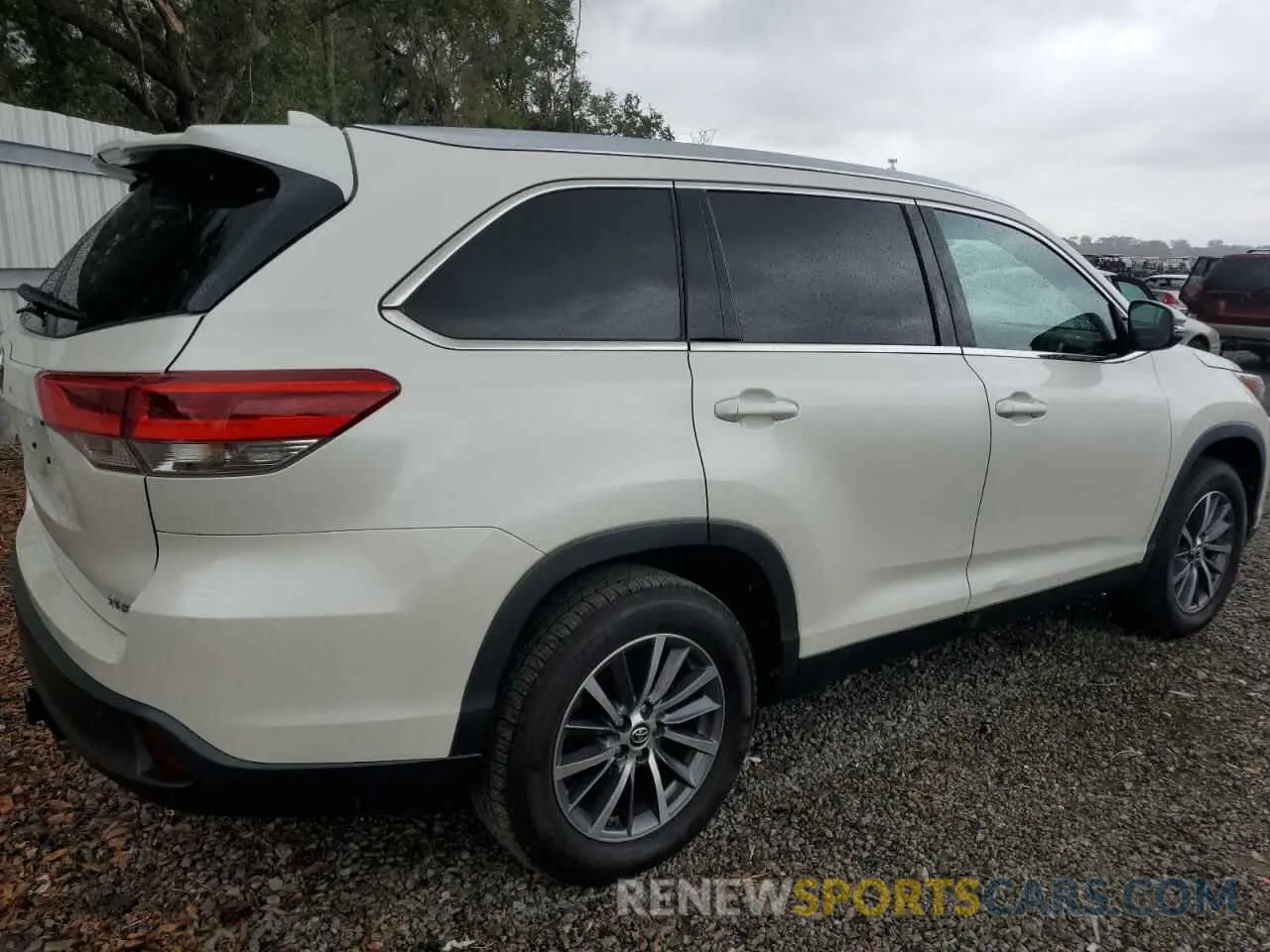 3 Photograph of a damaged car 5TDKZRFH1KS571240 TOYOTA HIGHLANDER 2019