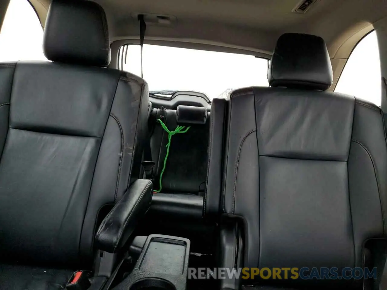 10 Photograph of a damaged car 5TDKZRFH1KS571688 TOYOTA HIGHLANDER 2019