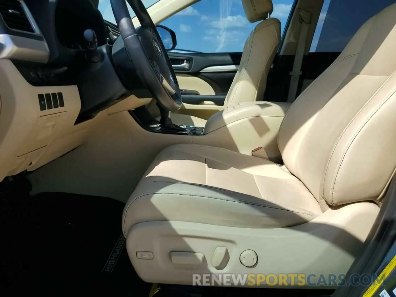 7 Photograph of a damaged car 5TDKZRFH2KS292654 TOYOTA HIGHLANDER 2019