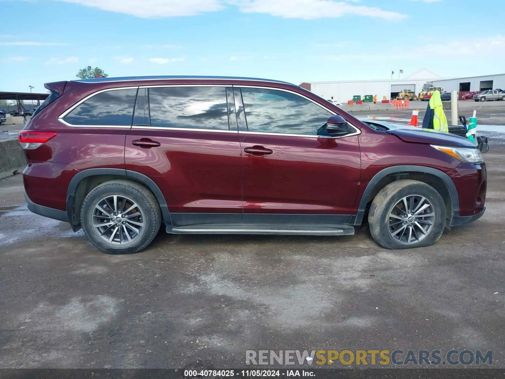 14 Photograph of a damaged car 5TDKZRFH2KS294095 TOYOTA HIGHLANDER 2019