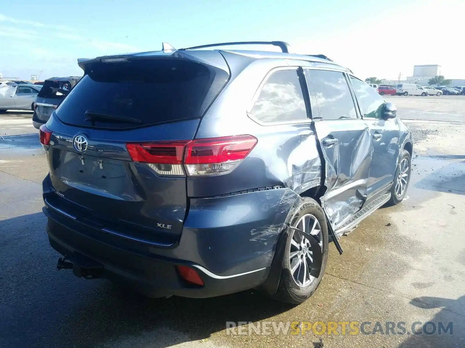 4 Photograph of a damaged car 5TDKZRFH2KS299667 TOYOTA HIGHLANDER 2019