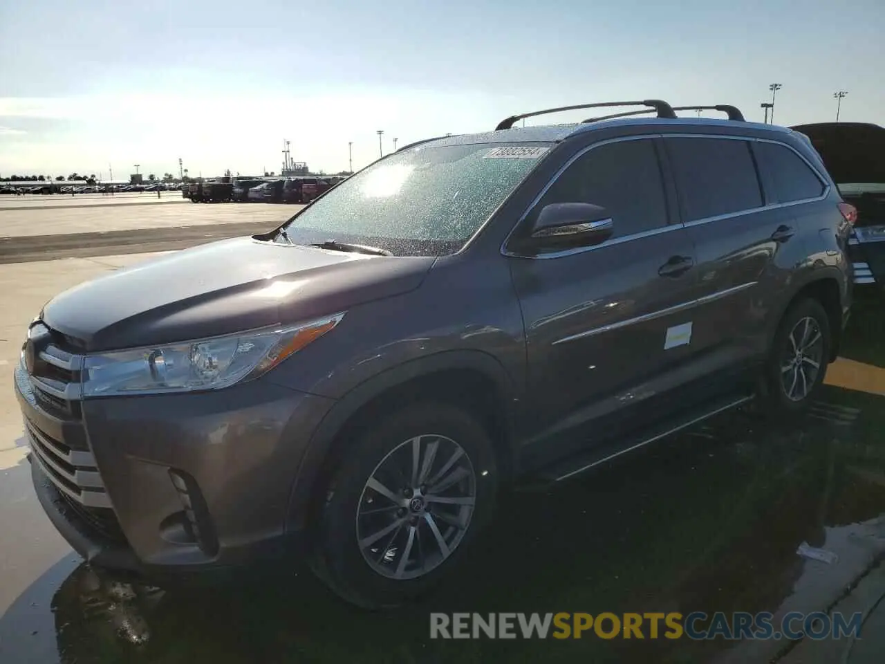 1 Photograph of a damaged car 5TDKZRFH2KS300932 TOYOTA HIGHLANDER 2019