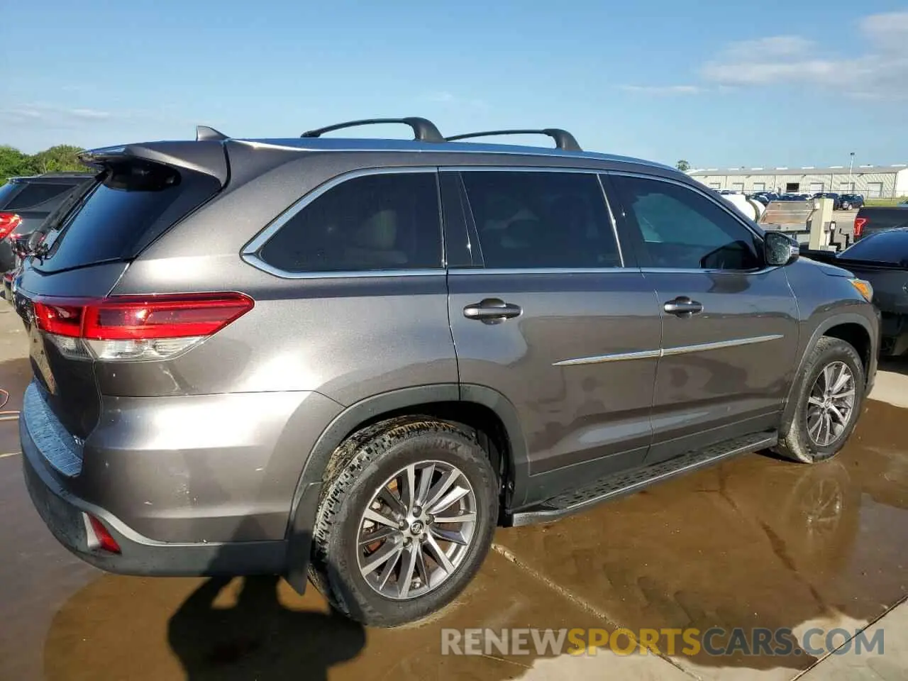 3 Photograph of a damaged car 5TDKZRFH2KS300932 TOYOTA HIGHLANDER 2019
