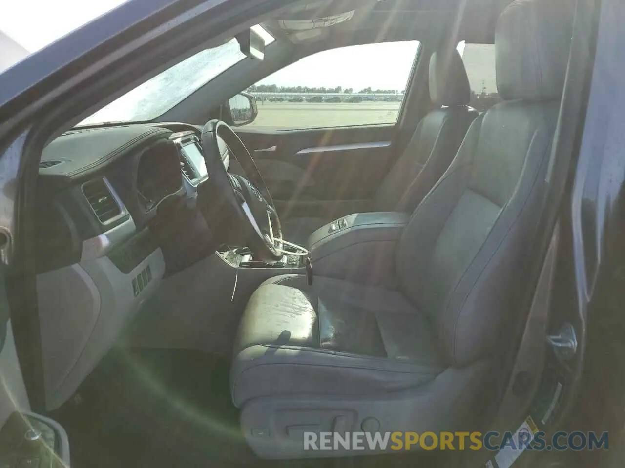 7 Photograph of a damaged car 5TDKZRFH2KS300932 TOYOTA HIGHLANDER 2019
