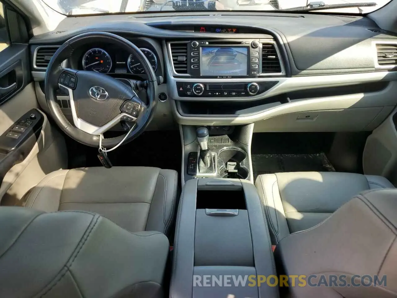 8 Photograph of a damaged car 5TDKZRFH2KS300932 TOYOTA HIGHLANDER 2019