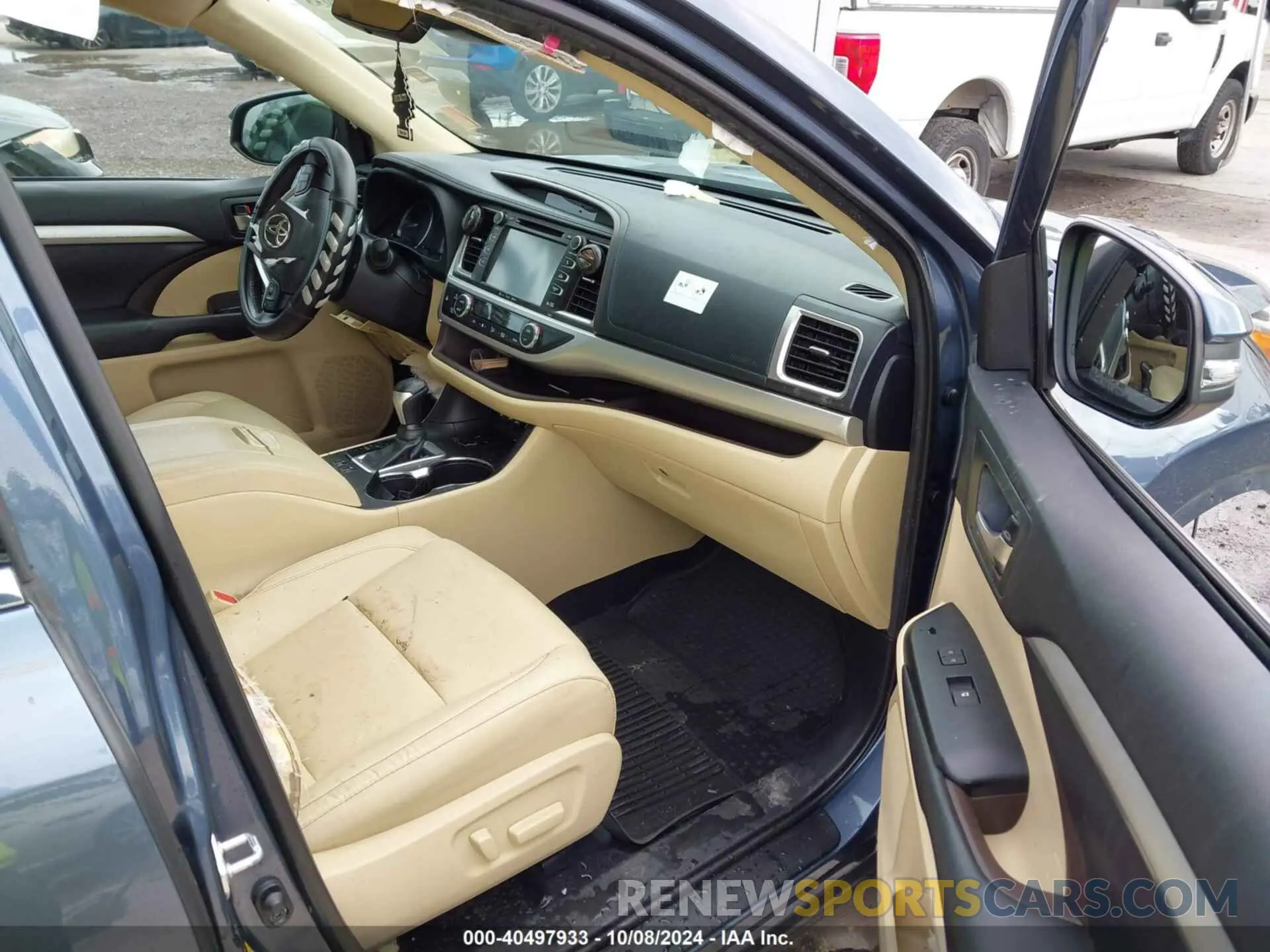 5 Photograph of a damaged car 5TDKZRFH2KS304821 TOYOTA HIGHLANDER 2019