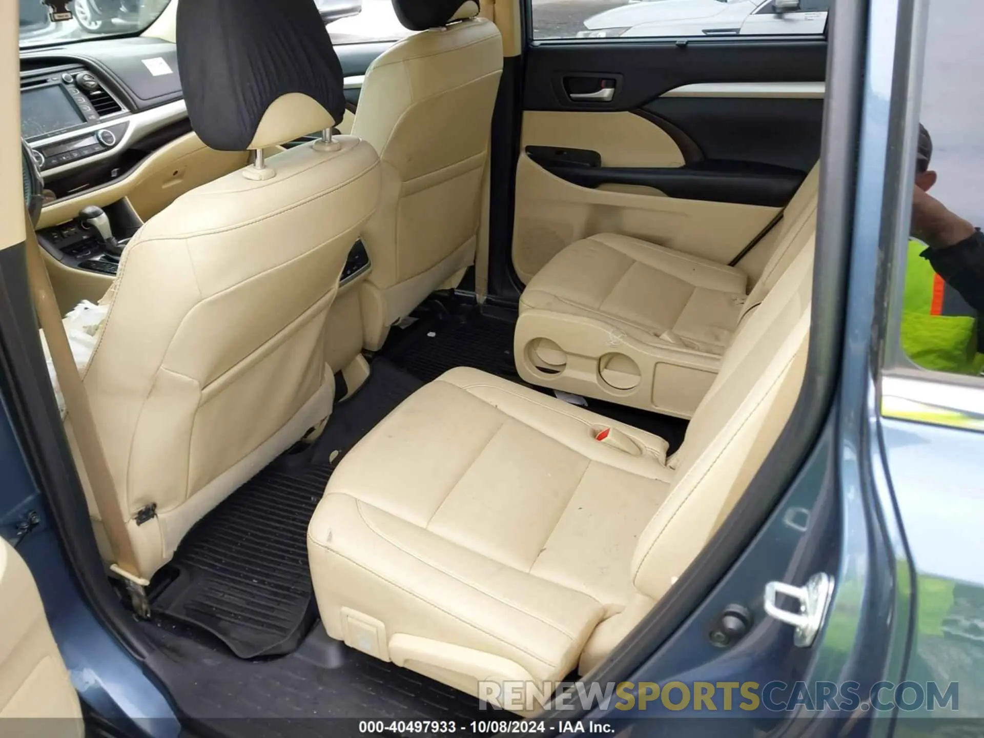 8 Photograph of a damaged car 5TDKZRFH2KS304821 TOYOTA HIGHLANDER 2019