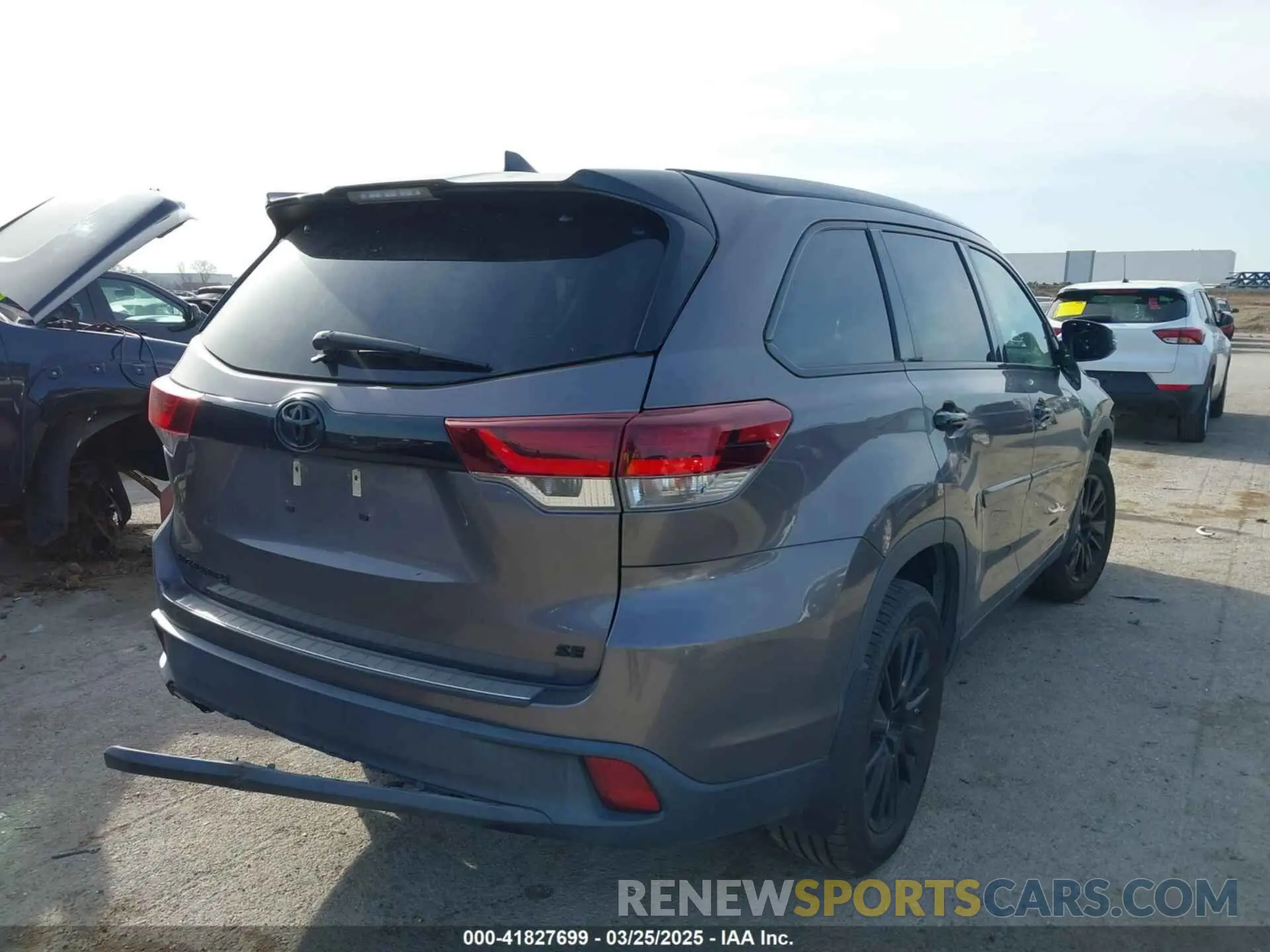 4 Photograph of a damaged car 5TDKZRFH2KS313342 TOYOTA HIGHLANDER 2019