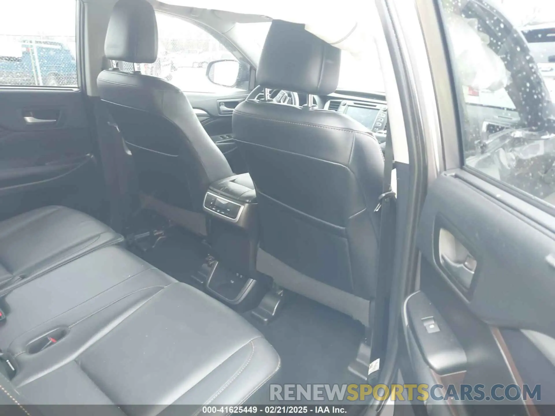 8 Photograph of a damaged car 5TDKZRFH2KS327578 TOYOTA HIGHLANDER 2019