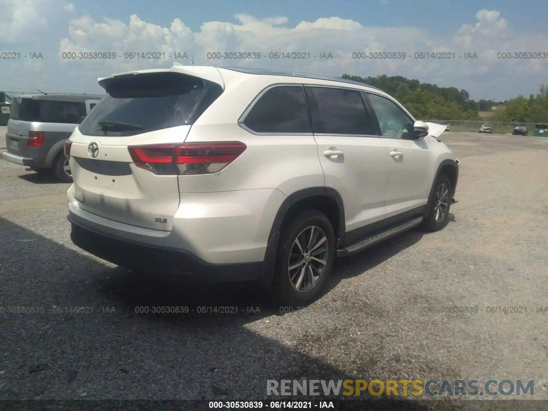 4 Photograph of a damaged car 5TDKZRFH2KS331288 TOYOTA HIGHLANDER 2019