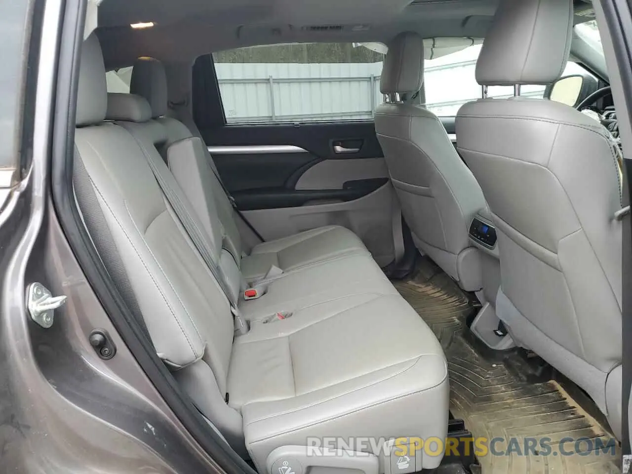 10 Photograph of a damaged car 5TDKZRFH2KS364503 TOYOTA HIGHLANDER 2019