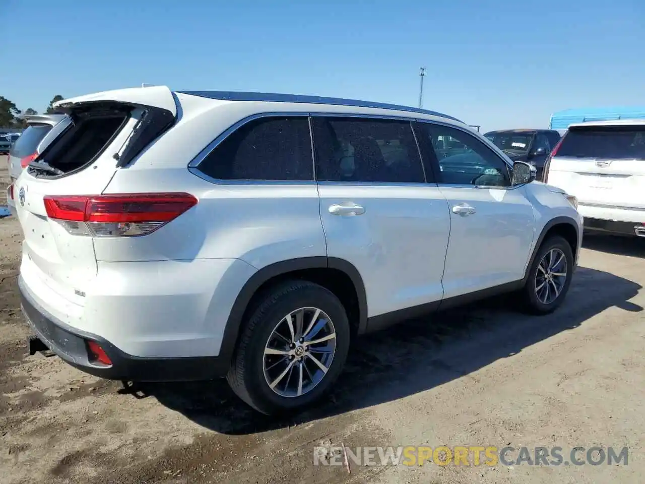 3 Photograph of a damaged car 5TDKZRFH2KS366736 TOYOTA HIGHLANDER 2019