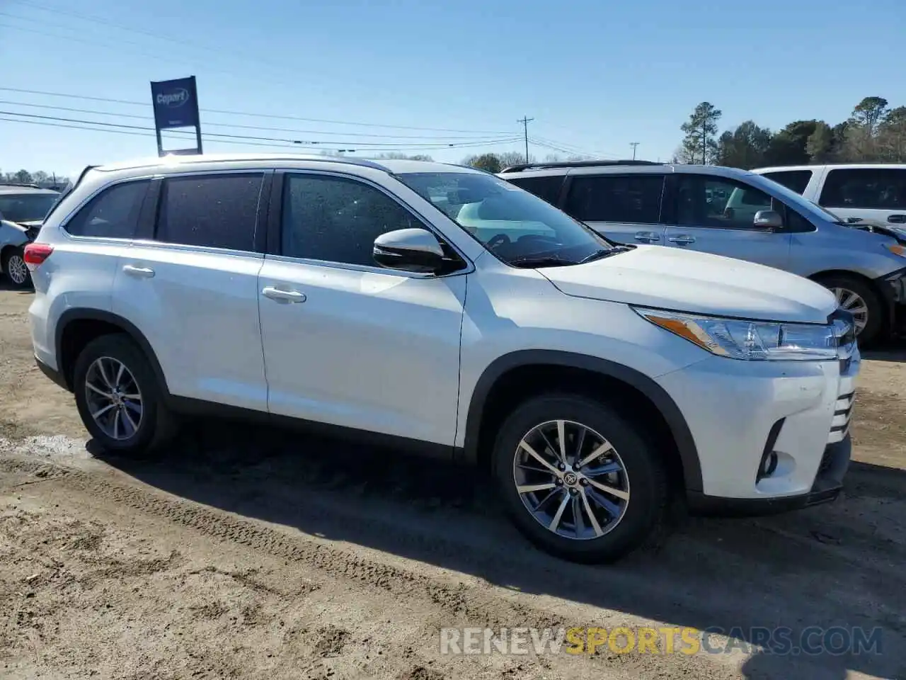 4 Photograph of a damaged car 5TDKZRFH2KS366736 TOYOTA HIGHLANDER 2019