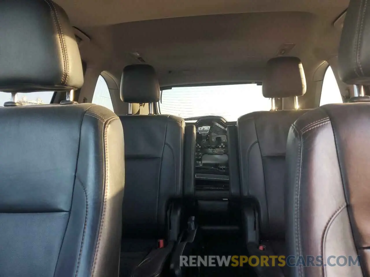 10 Photograph of a damaged car 5TDKZRFH2KS368003 TOYOTA HIGHLANDER 2019