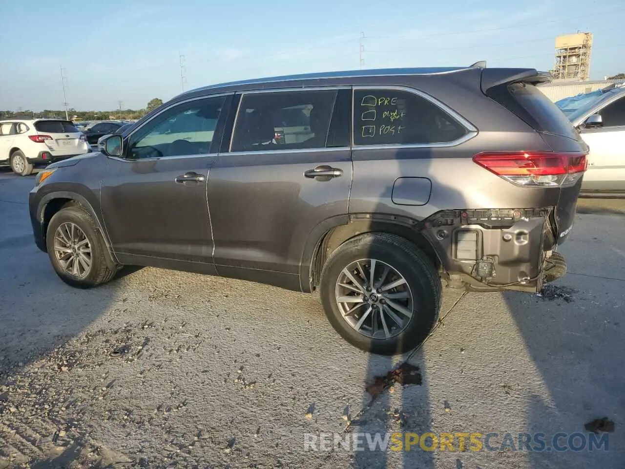 2 Photograph of a damaged car 5TDKZRFH2KS368003 TOYOTA HIGHLANDER 2019