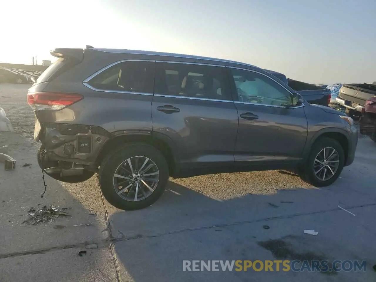 3 Photograph of a damaged car 5TDKZRFH2KS368003 TOYOTA HIGHLANDER 2019