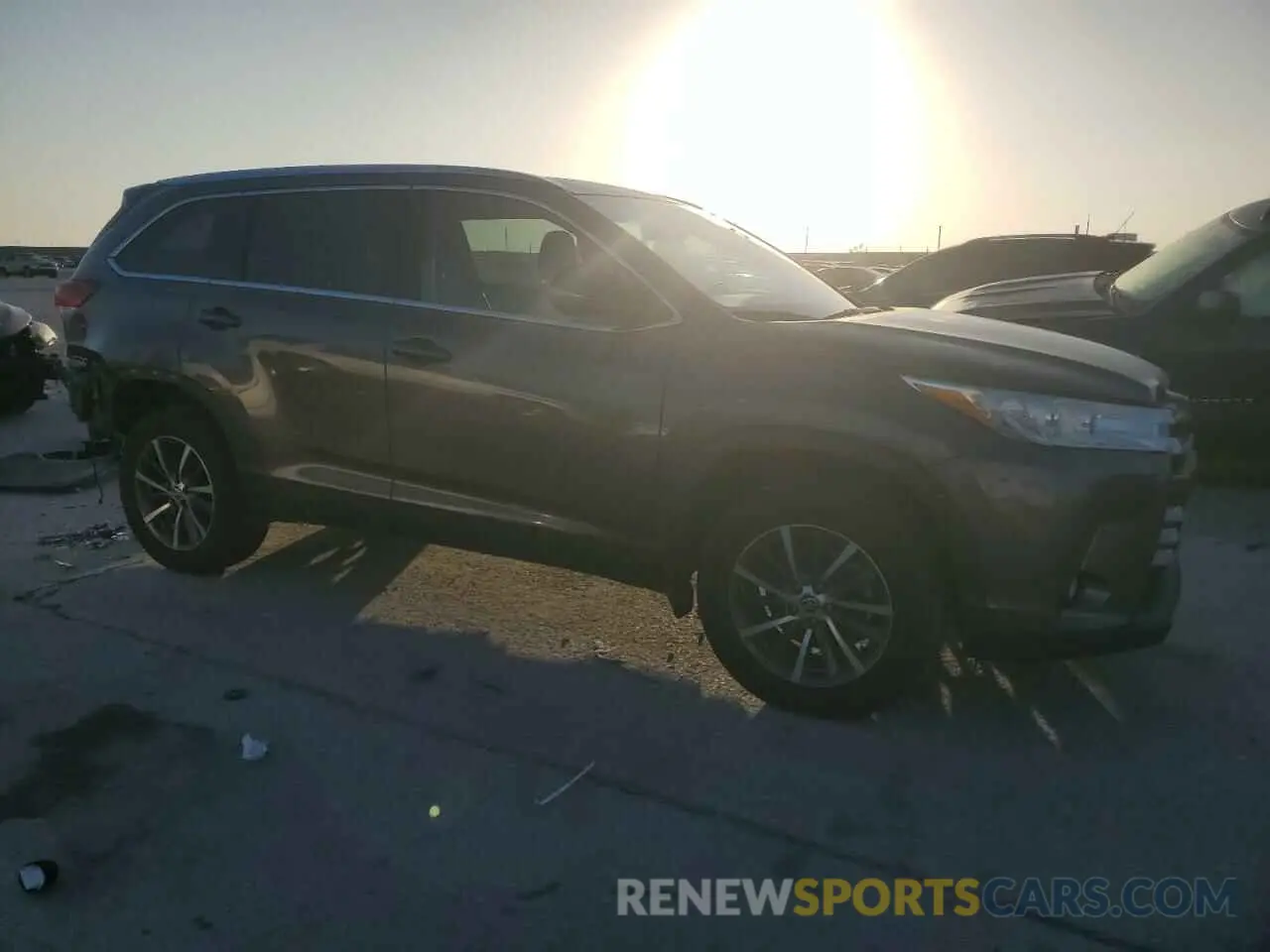4 Photograph of a damaged car 5TDKZRFH2KS368003 TOYOTA HIGHLANDER 2019