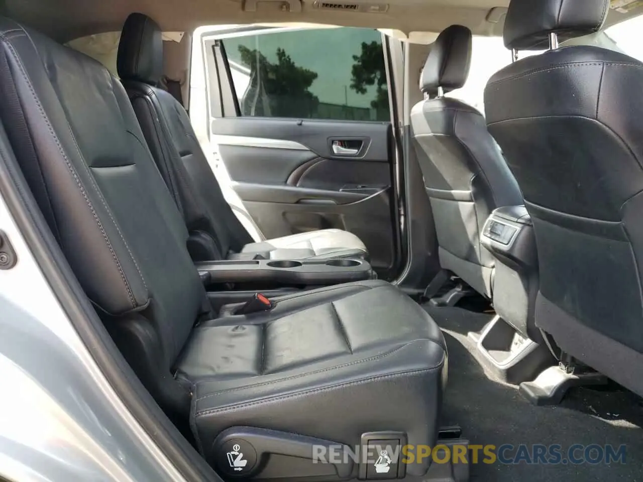 10 Photograph of a damaged car 5TDKZRFH2KS552731 TOYOTA HIGHLANDER 2019